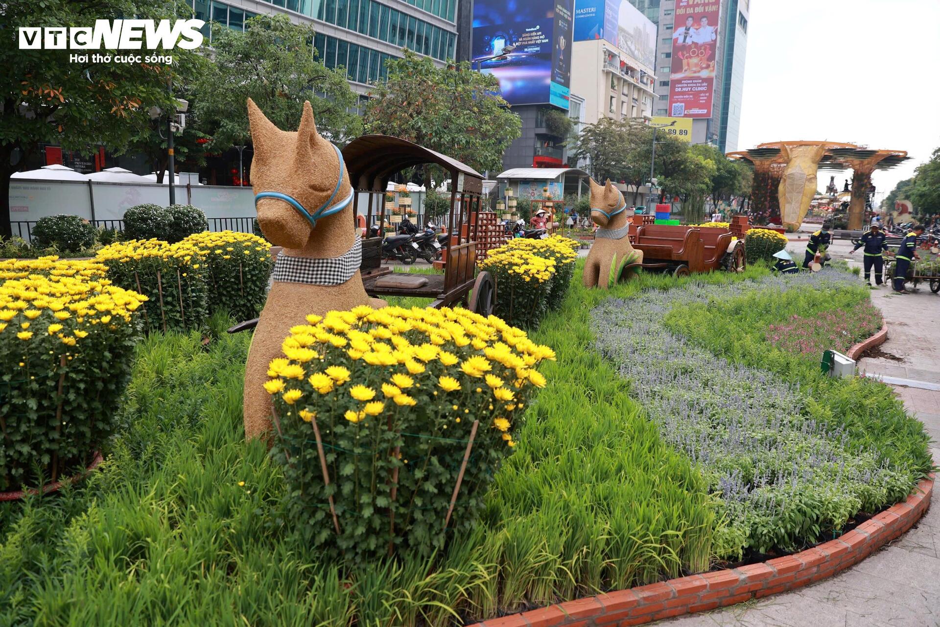 Đường hoa Nguyễn Huệ gấp rút hoàn thiện, lộ diện loạt linh vật ngựa độc đáo - 11