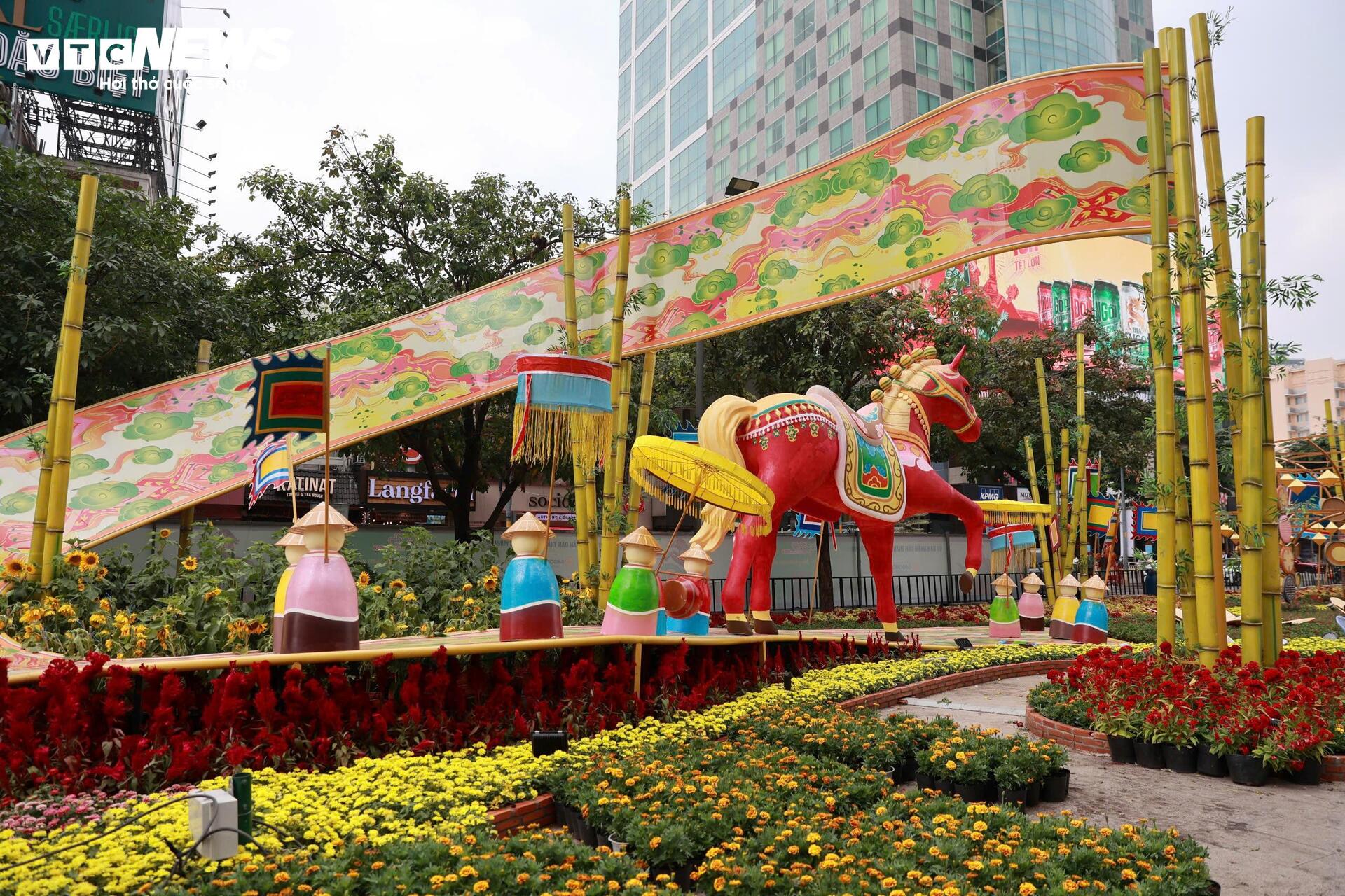 Đường hoa Nguyễn Huệ gấp rút hoàn thiện, lộ diện loạt linh vật ngựa độc đáo - 8