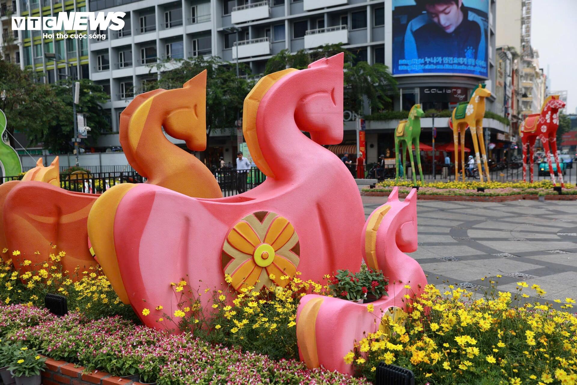 Đường hoa Nguyễn Huệ gấp rút hoàn thiện, lộ diện loạt linh vật ngựa độc đáo - 10