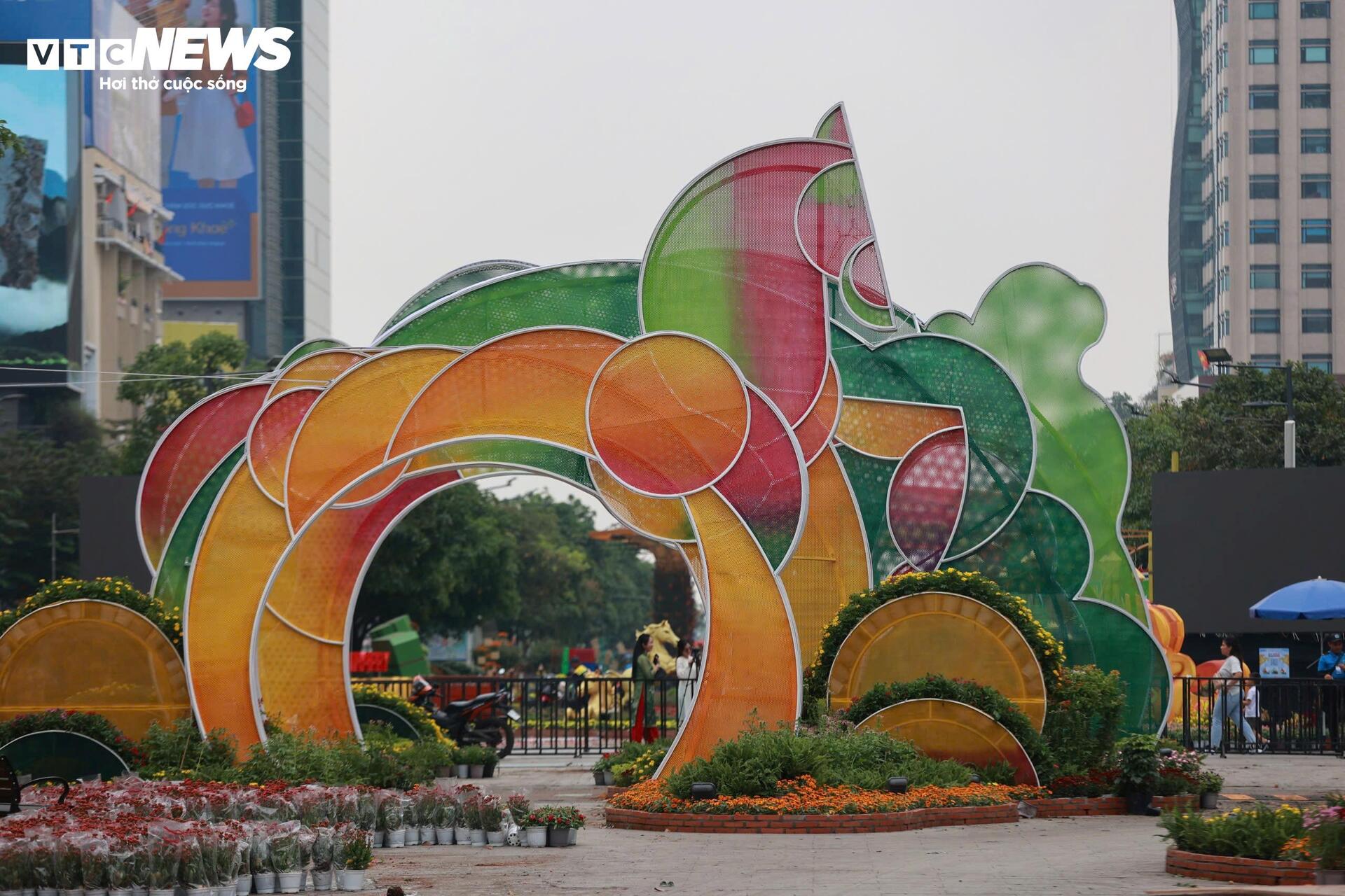 Đường hoa Nguyễn Huệ gấp rút hoàn thiện, lộ diện loạt linh vật ngựa độc đáo - 6