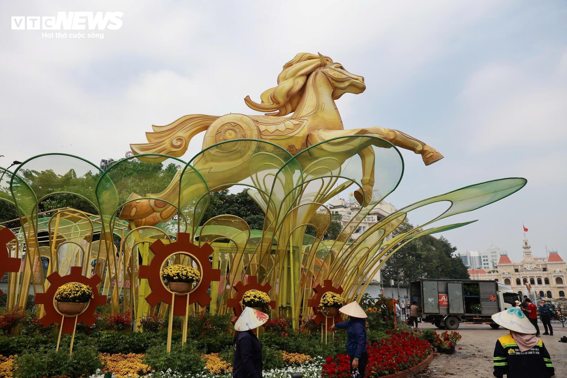 Đường hoa Nguyễn Huệ gấp rút hoàn thiện, lộ diện loạt linh vật ngựa độc đáo - 2