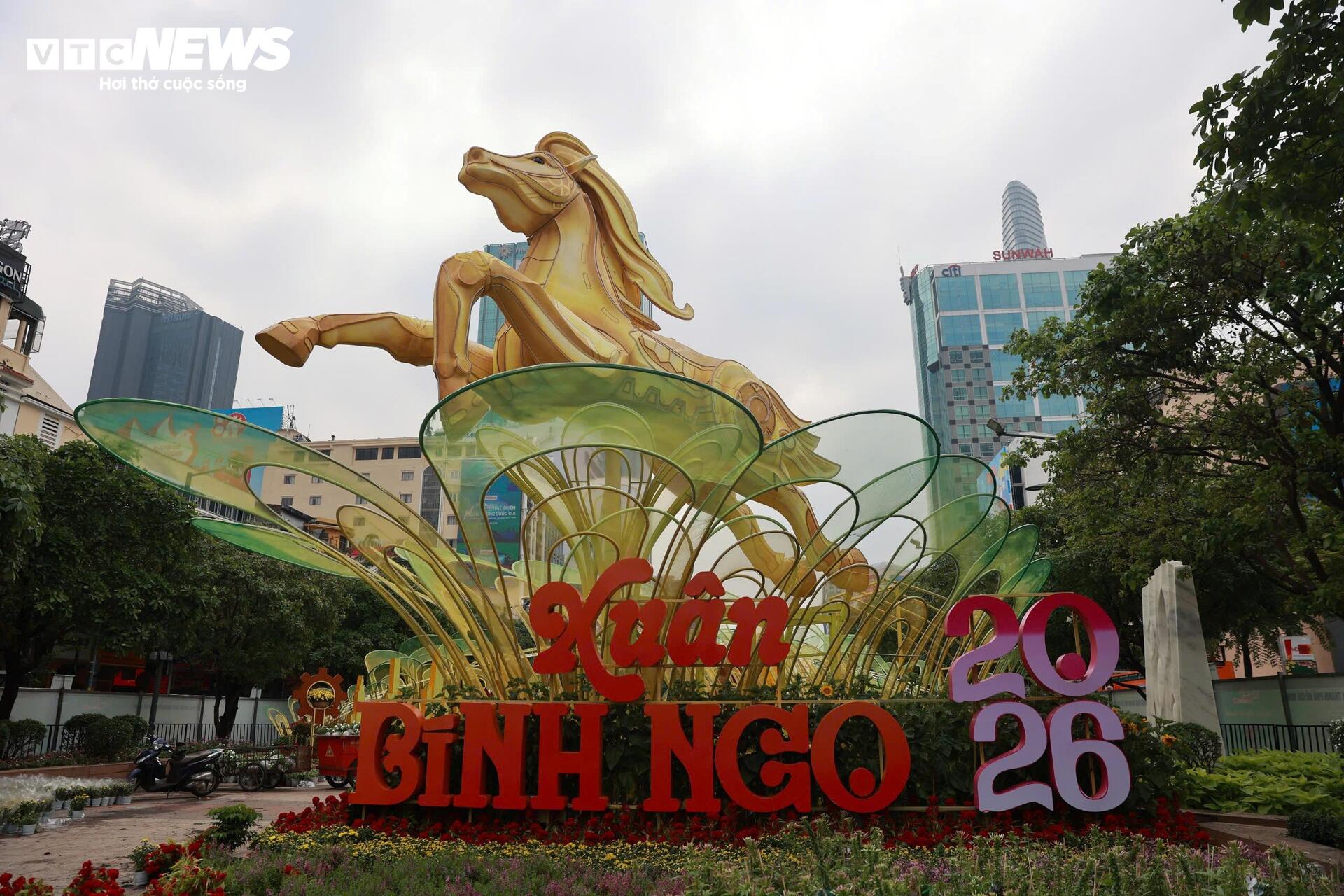 Đường hoa Nguyễn Huệ gấp rút hoàn thiện, lộ diện loạt linh vật ngựa độc đáo - 1