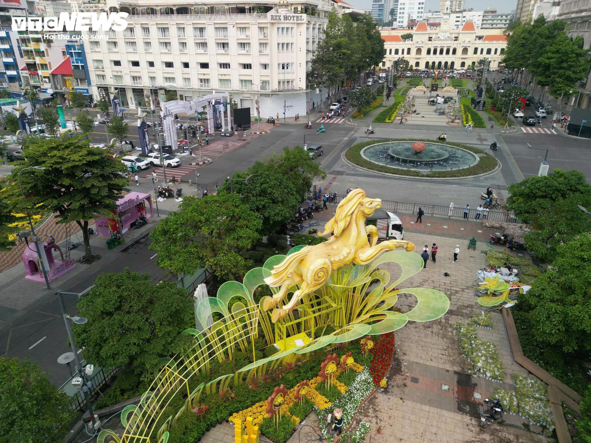 Đường hoa Nguyễn Huệ gấp rút hoàn thiện, lộ diện loạt linh vật ngựa độc đáo - 3