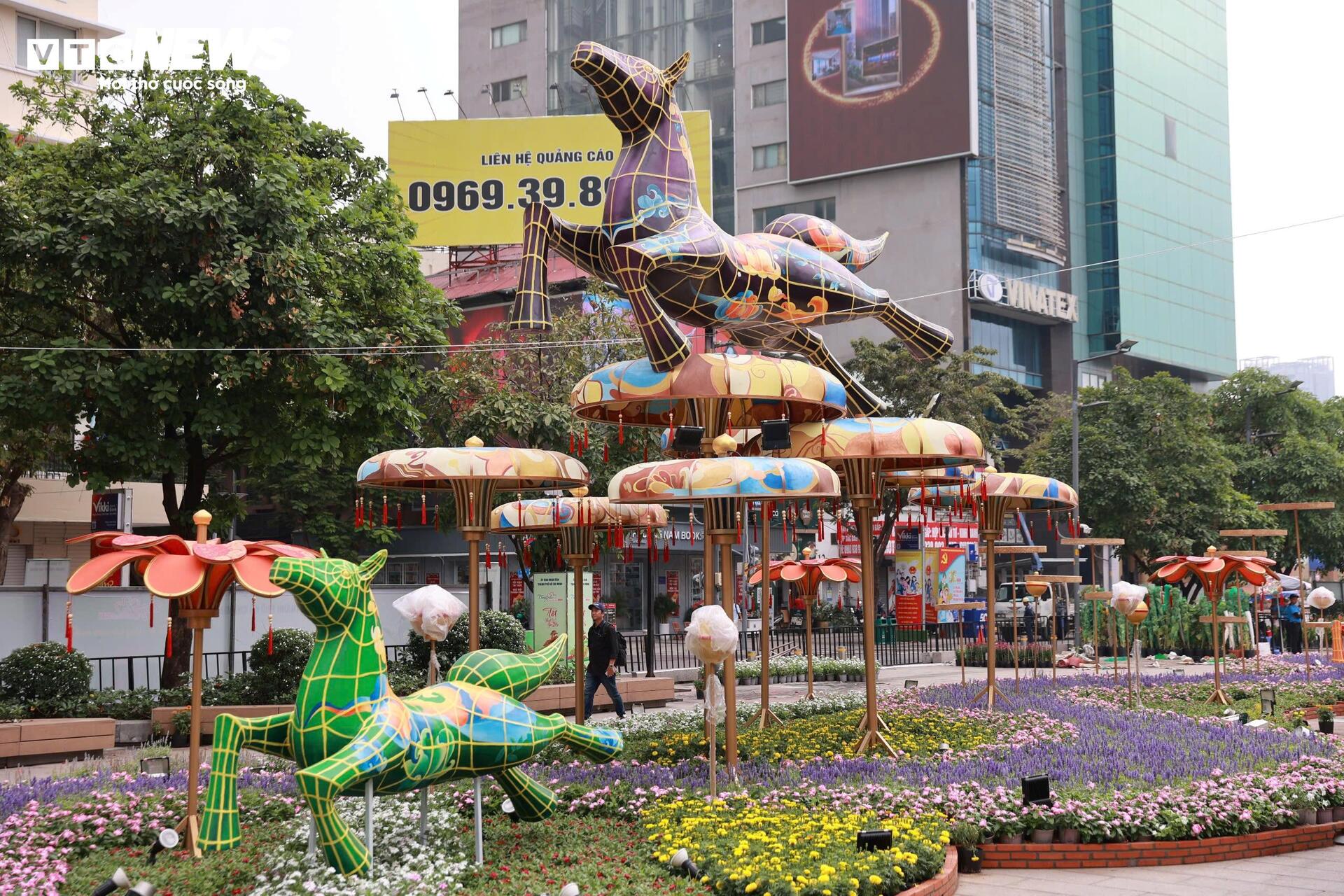 Đường hoa Nguyễn Huệ gấp rút hoàn thiện, lộ diện loạt linh vật ngựa độc đáo - 5