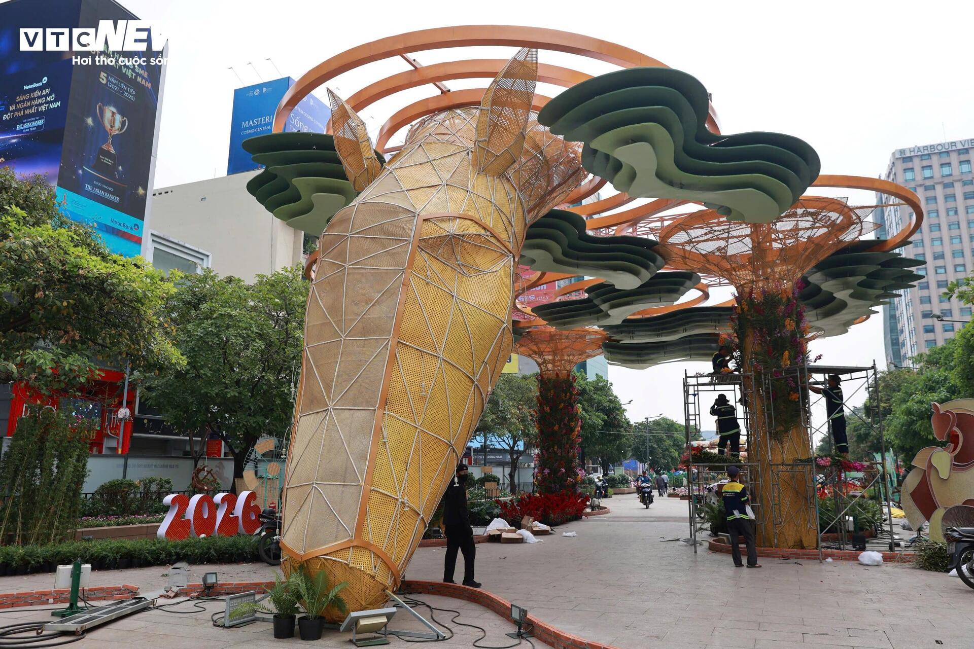 Đường hoa Nguyễn Huệ gấp rút hoàn thiện, lộ diện loạt linh vật ngựa độc đáo - 4