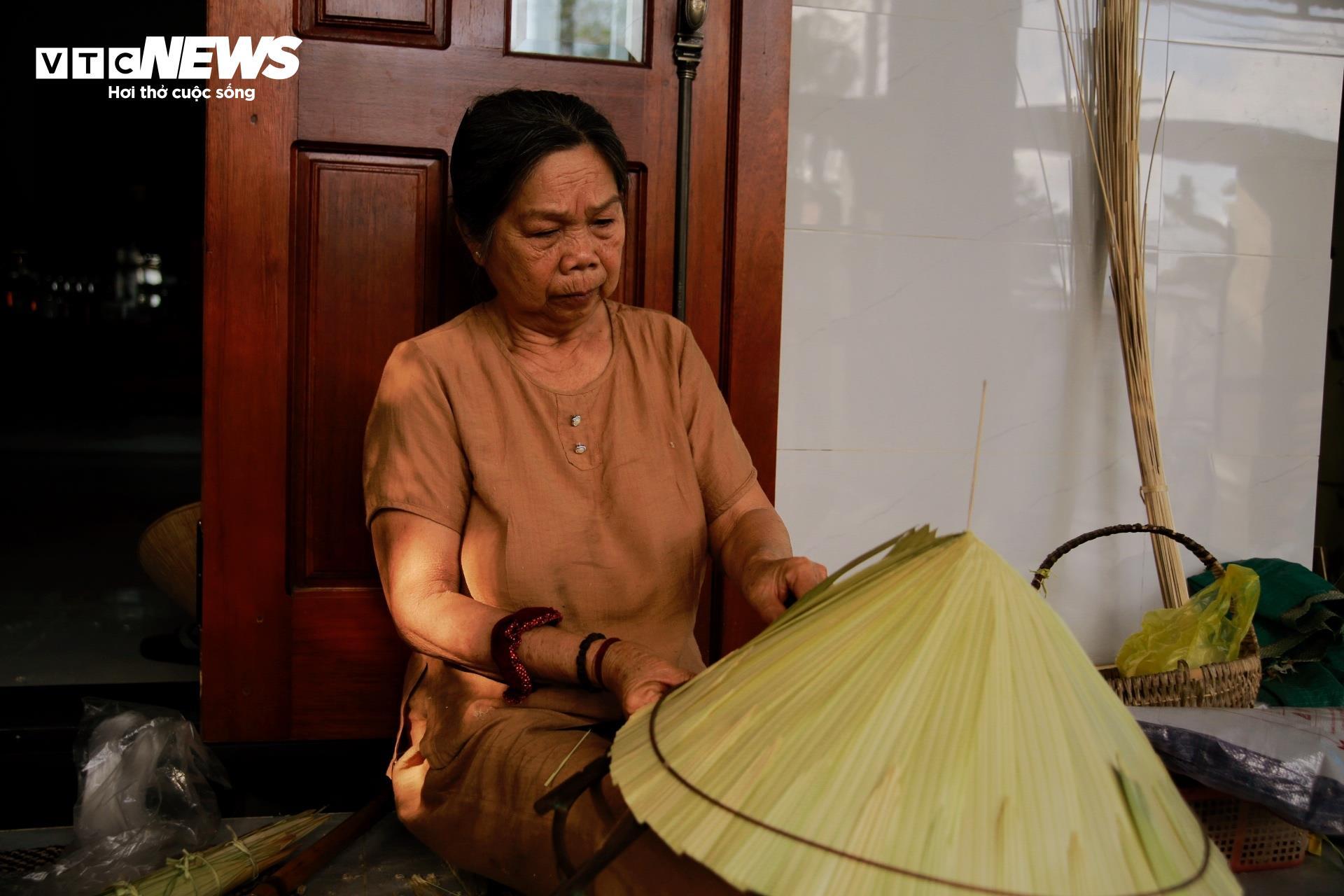 Xem nghệ nhân đi từng đường chỉ làm nón lá đẹp nổi tiếng xứ Huế - 8