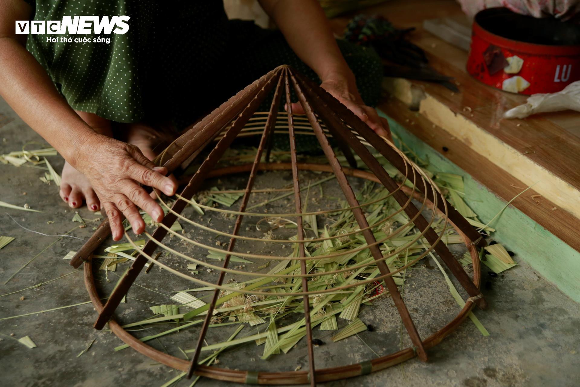 Xem nghệ nhân đi từng đường chỉ làm nón lá đẹp nổi tiếng xứ Huế - 5