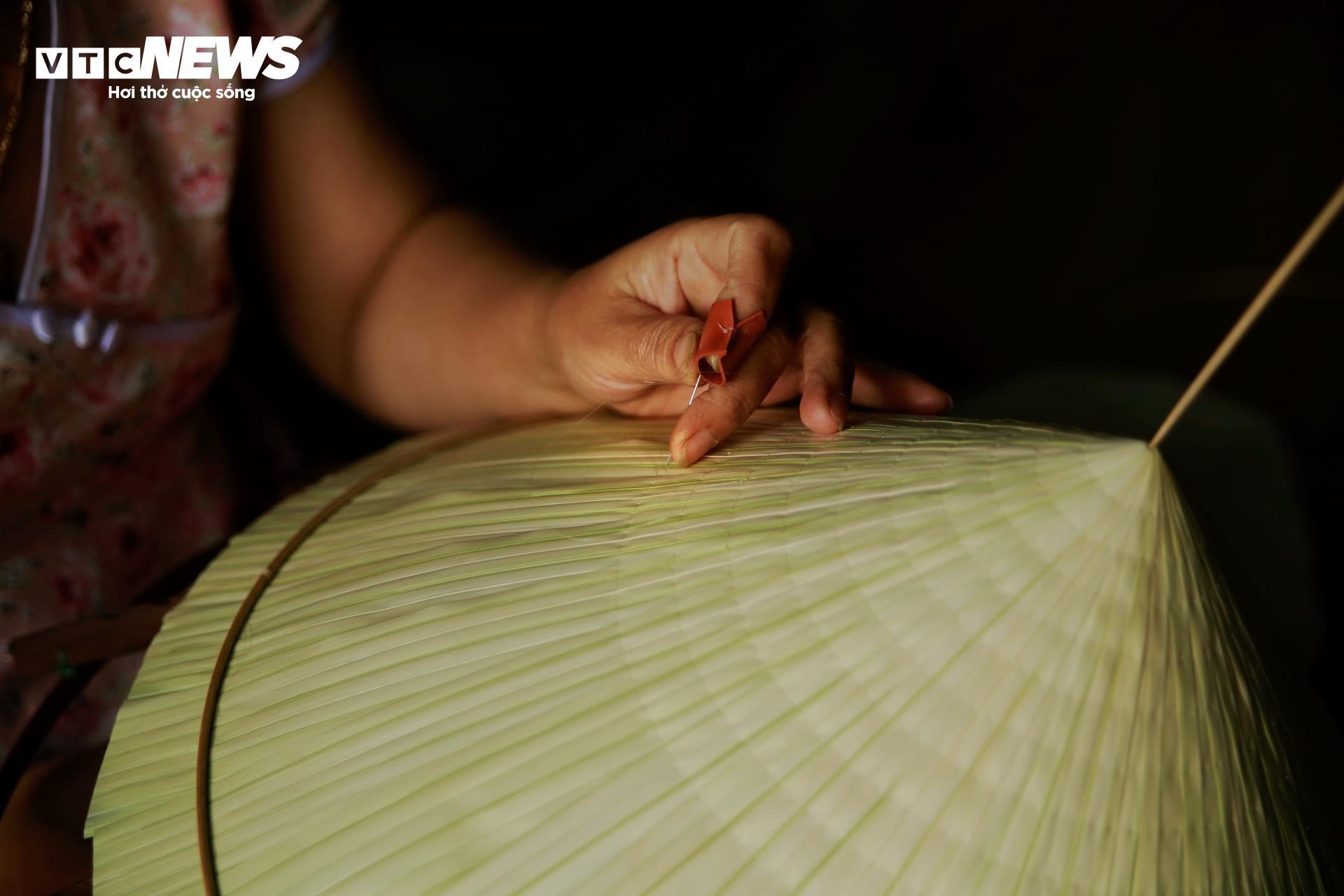 Xem nghệ nhân đi từng đường chỉ làm nón lá đẹp nổi tiếng xứ Huế - 6