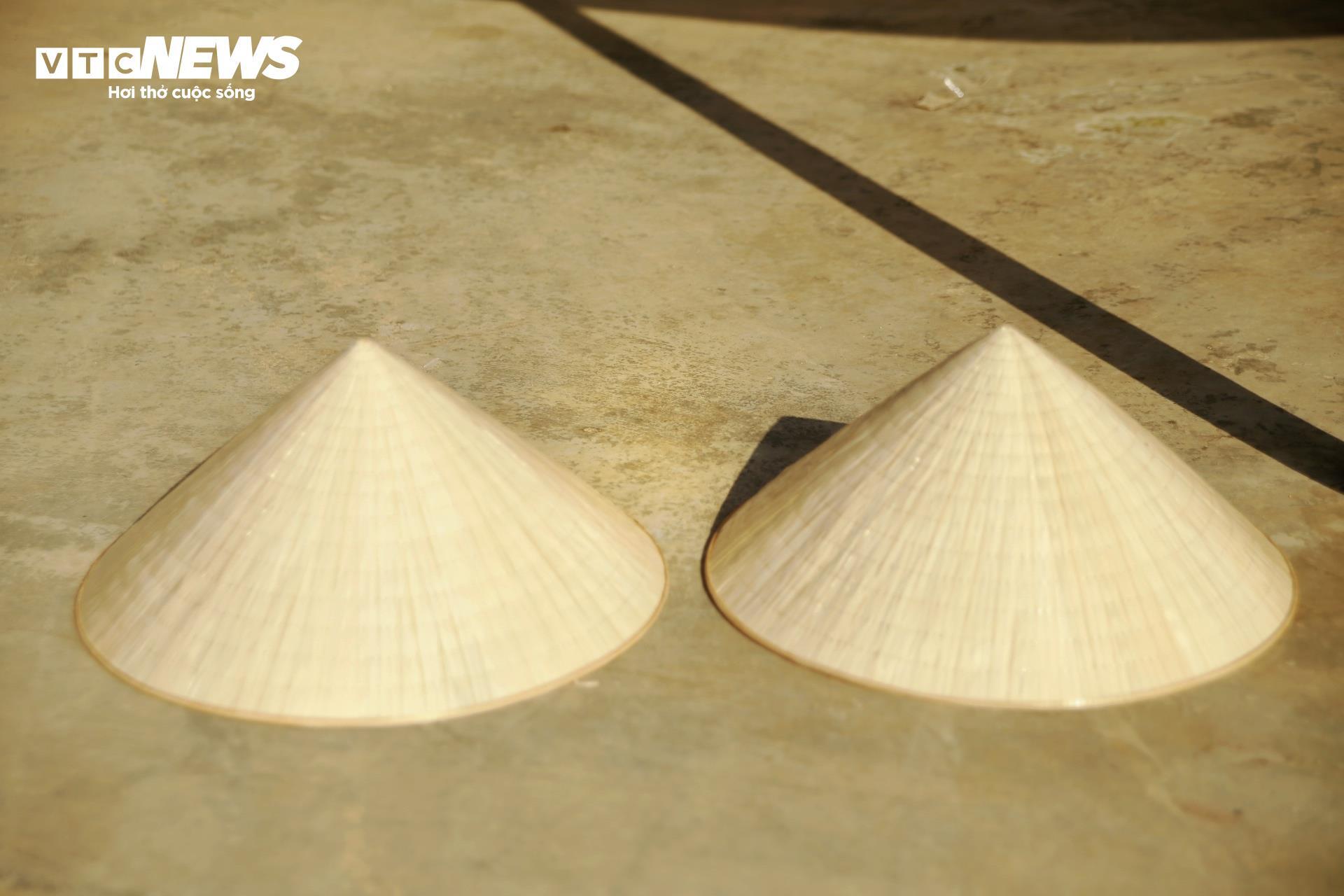 Xem nghệ nhân đi từng đường chỉ làm nón lá đẹp nổi tiếng xứ Huế - 7