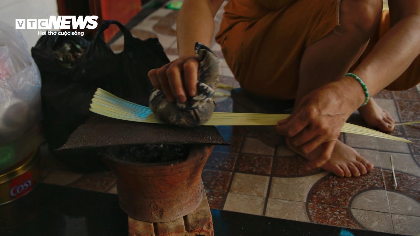 Xem nghệ nhân đi từng đường chỉ làm nón lá đẹp nổi tiếng xứ Huế - 9