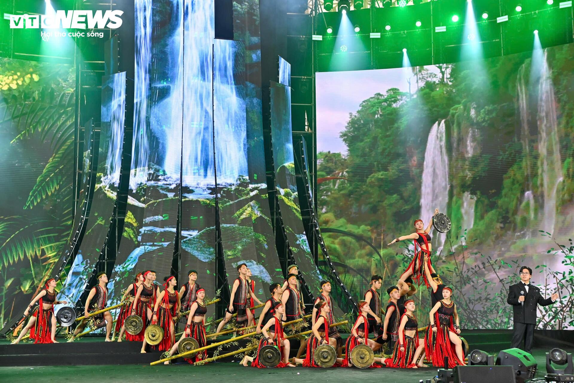 Phó Thủ tướng Bùi Thanh Sơn dự tổng duyệt Lễ bế mạc hội chợ Mùa Xuân 2026 - 9