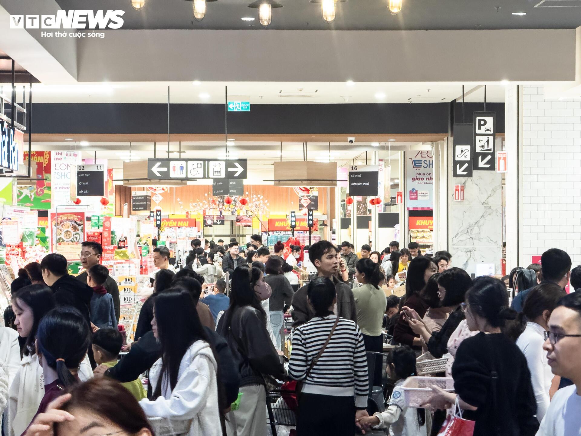 Người dân ùn ùn mua sắm Tết, siêu thị ở Hà Nội 'không lối thoát' - 1