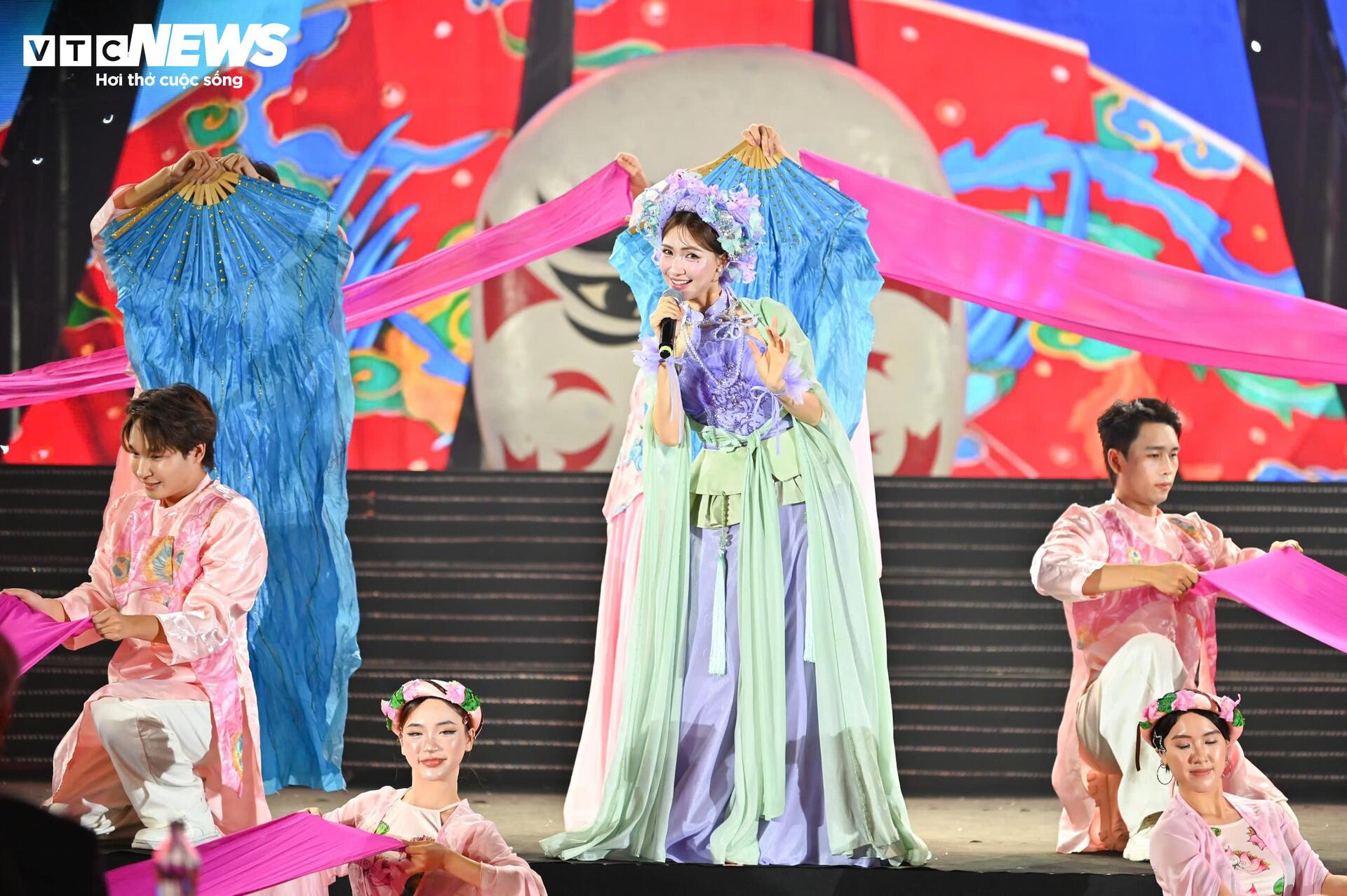 Toàn cảnh lễ bế mạc Hội chợ Mùa Xuân lần thứ nhất năm 2026 - 12