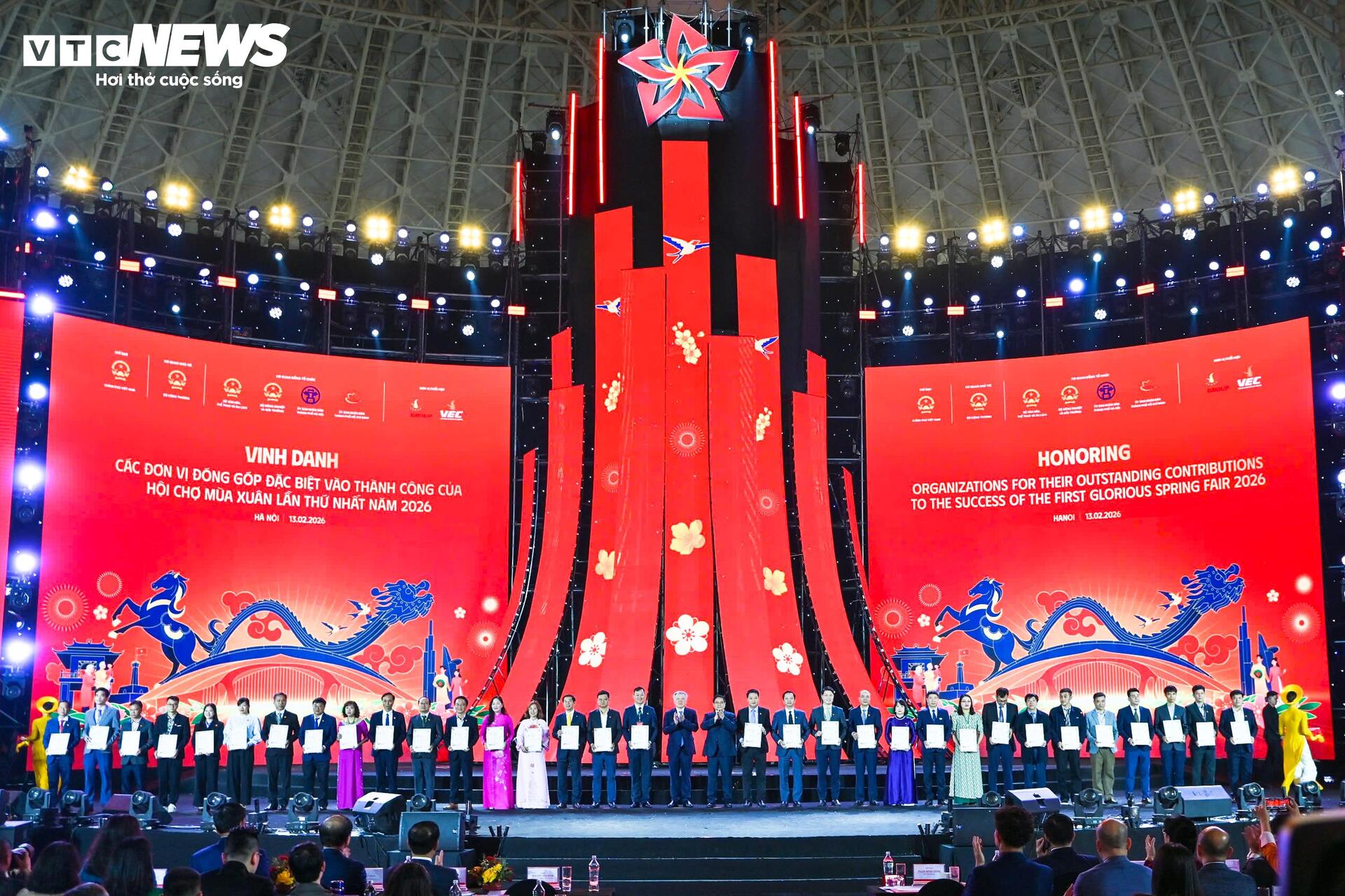 Toàn cảnh lễ bế mạc Hội chợ Mùa Xuân lần thứ nhất năm 2026 - 4