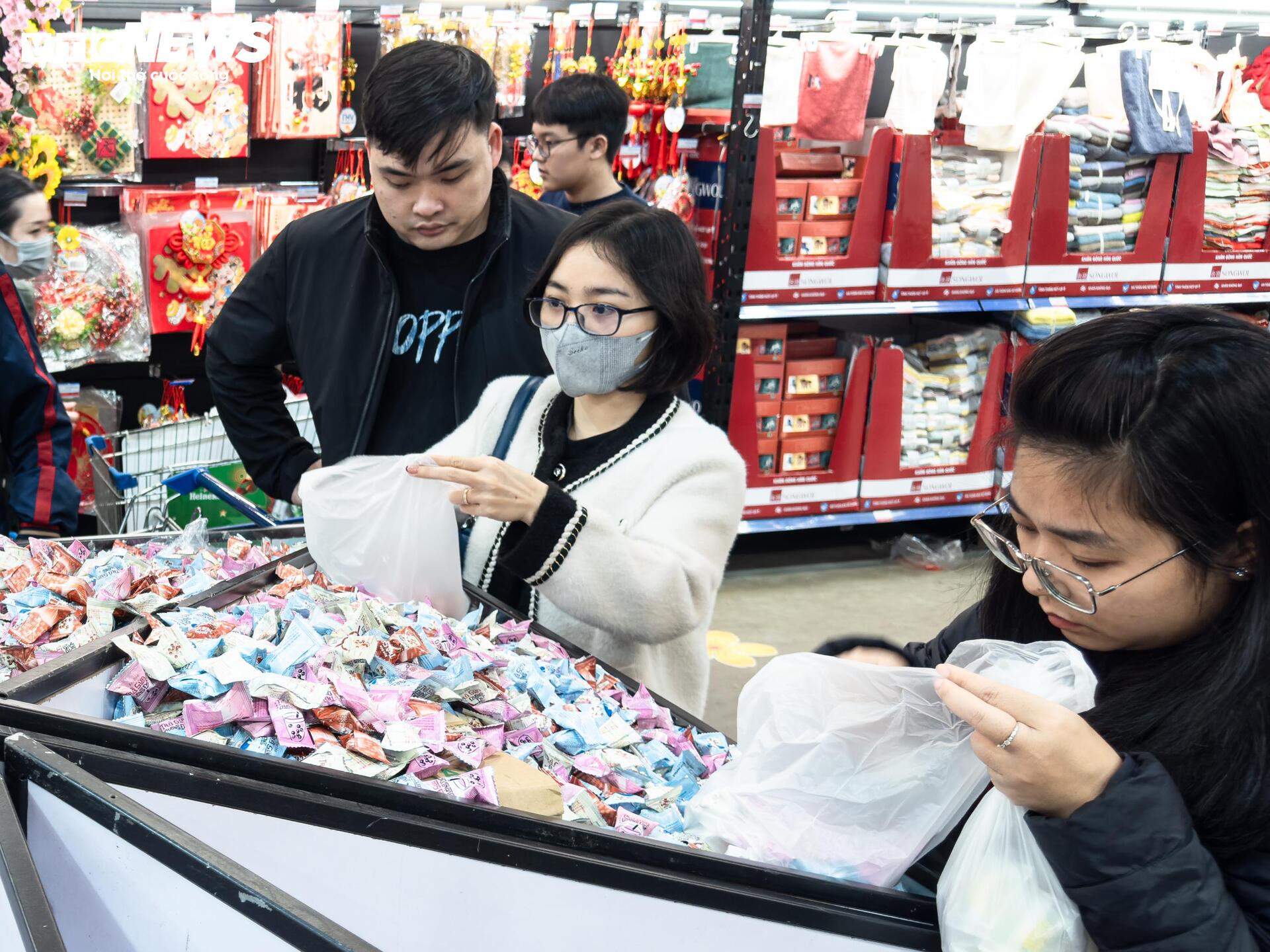 Người dân ùn ùn mua sắm Tết, siêu thị ở Hà Nội 'không lối thoát' - 18