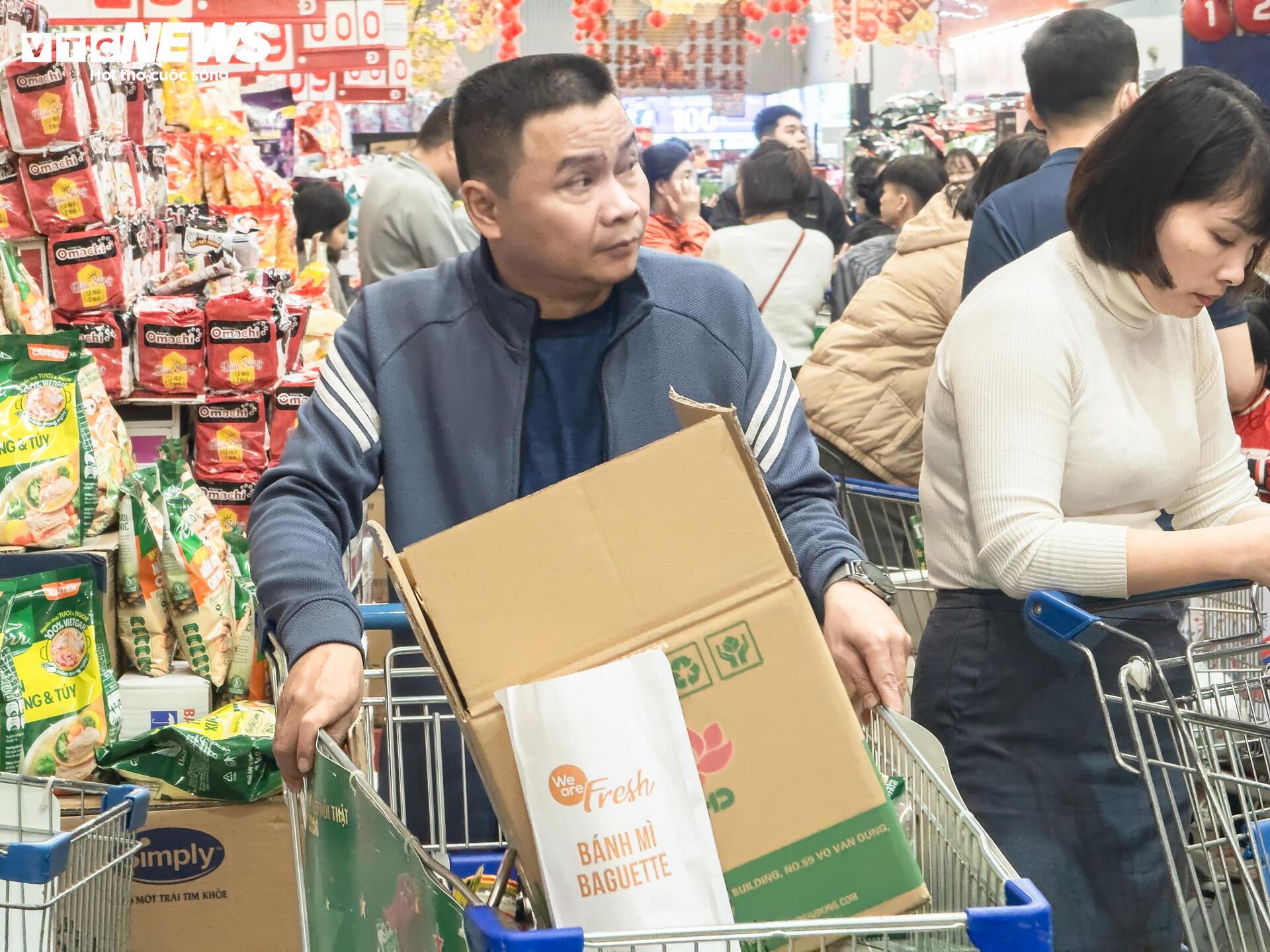 Người dân ùn ùn mua sắm Tết, siêu thị ở Hà Nội 'không lối thoát' - 14