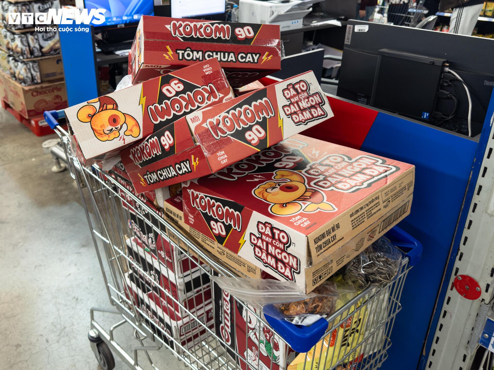 Người dân ùn ùn mua sắm Tết, siêu thị ở Hà Nội 'không lối thoát' - 22