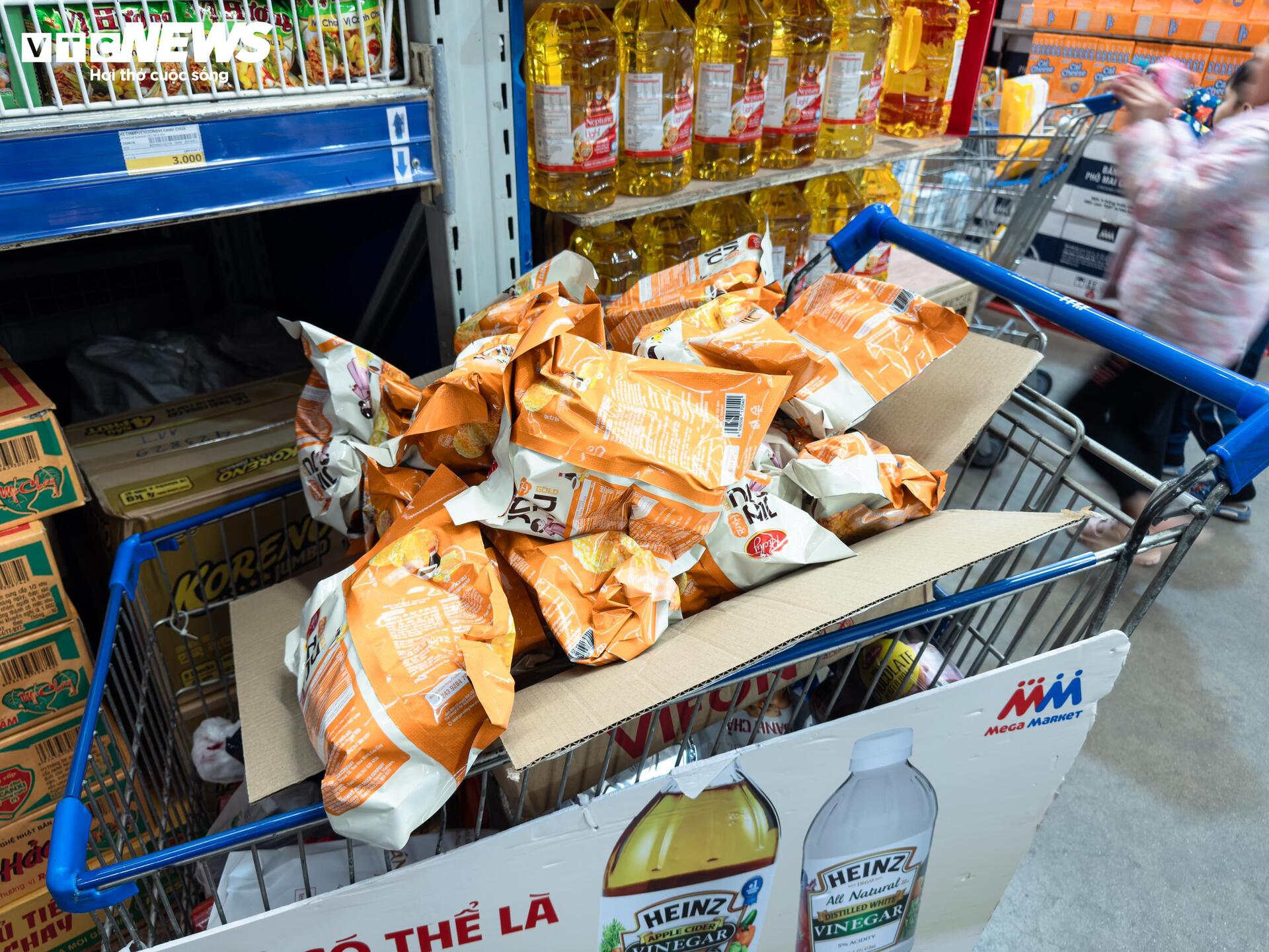 Người dân ùn ùn mua sắm Tết, siêu thị ở Hà Nội 'không lối thoát' - 23