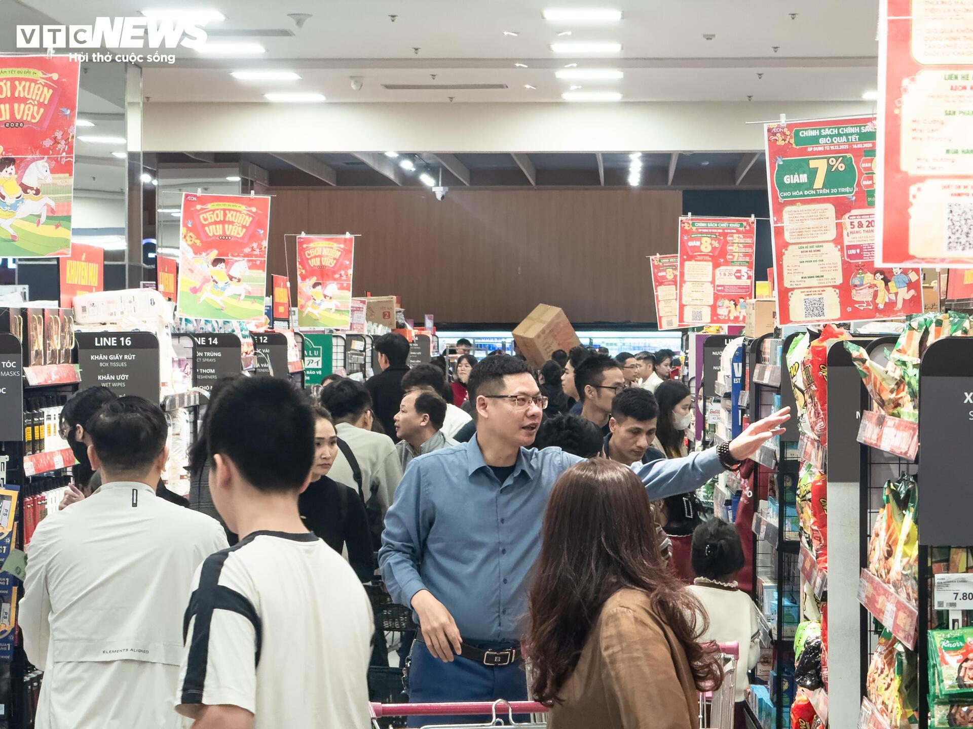 Người dân ùn ùn mua sắm Tết, siêu thị ở Hà Nội 'không lối thoát' - 2