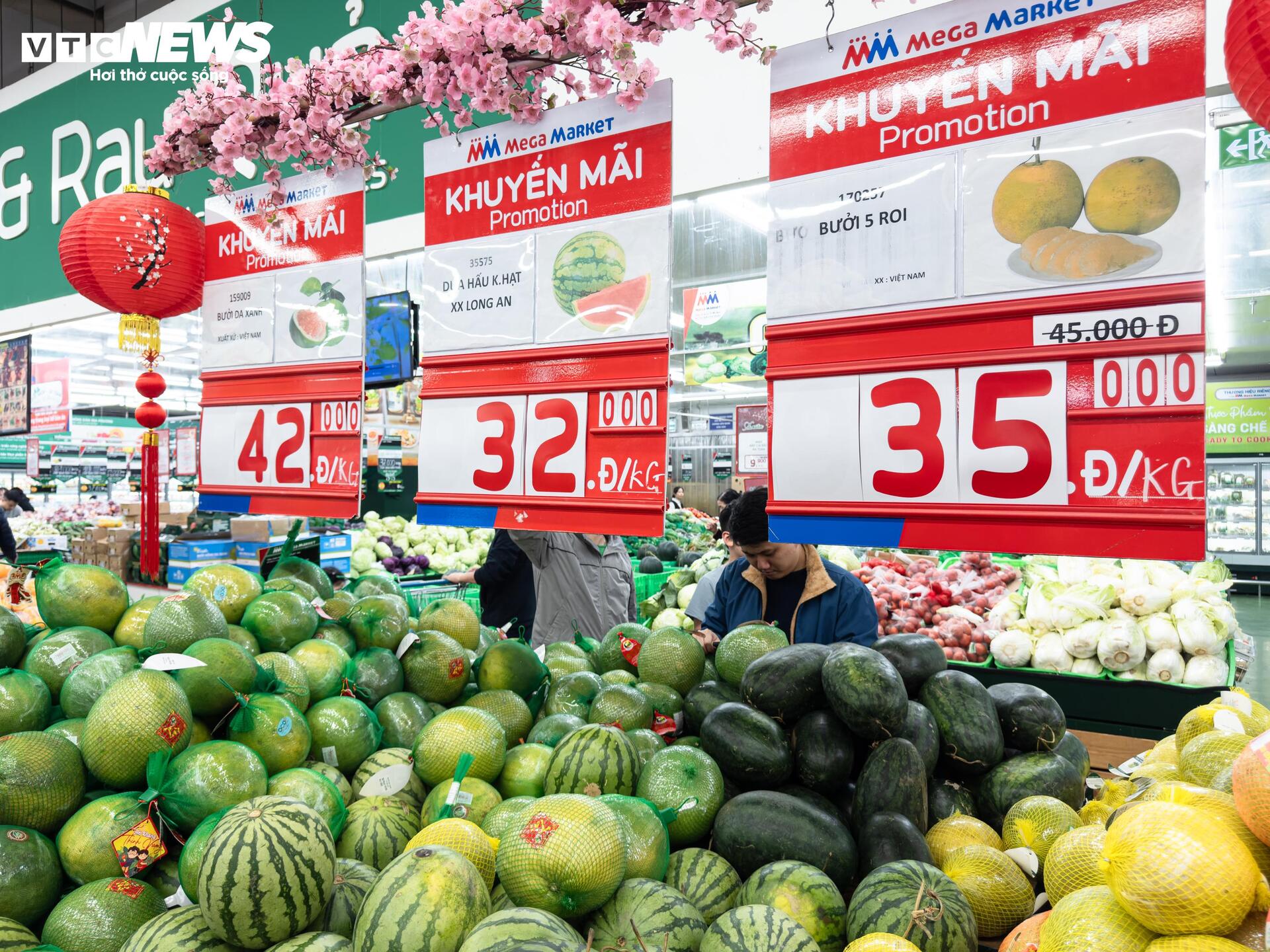 Người dân ùn ùn mua sắm Tết, siêu thị ở Hà Nội 'không lối thoát' - 20