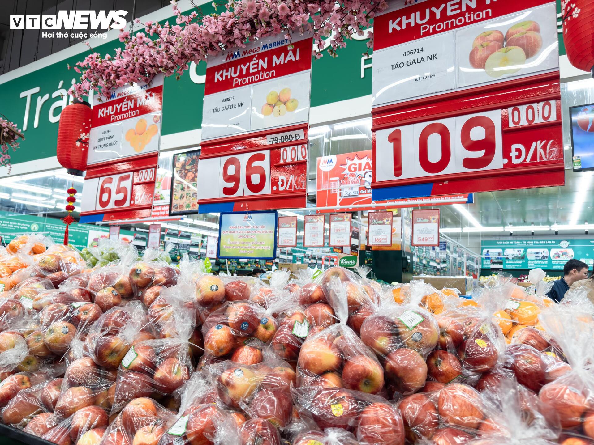 Người dân ùn ùn mua sắm Tết, siêu thị ở Hà Nội 'không lối thoát' - 21