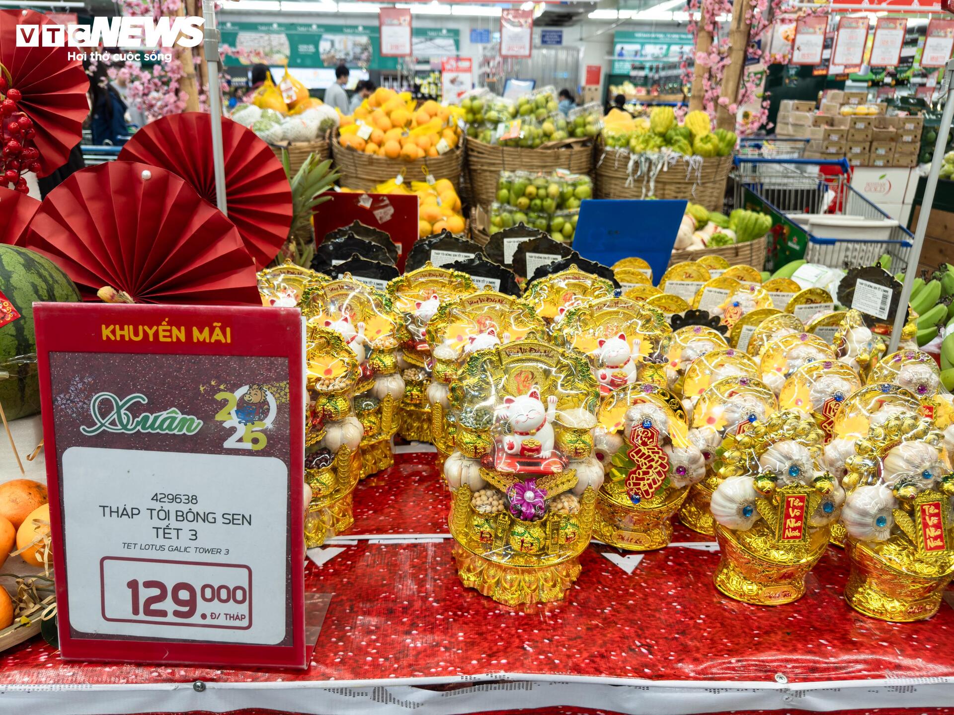 Người dân ùn ùn mua sắm Tết, siêu thị ở Hà Nội 'không lối thoát' - 8