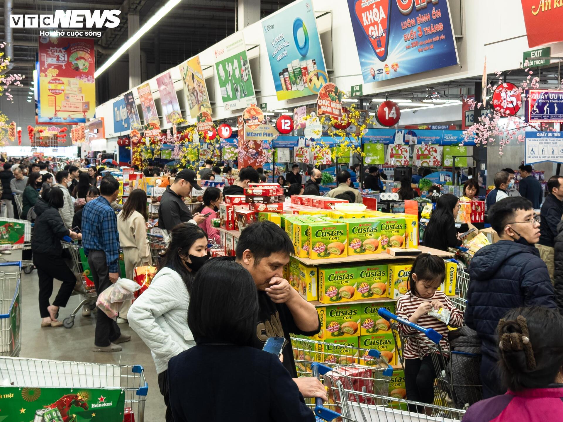 Người dân ùn ùn mua sắm Tết, siêu thị ở Hà Nội 'không lối thoát' - 16