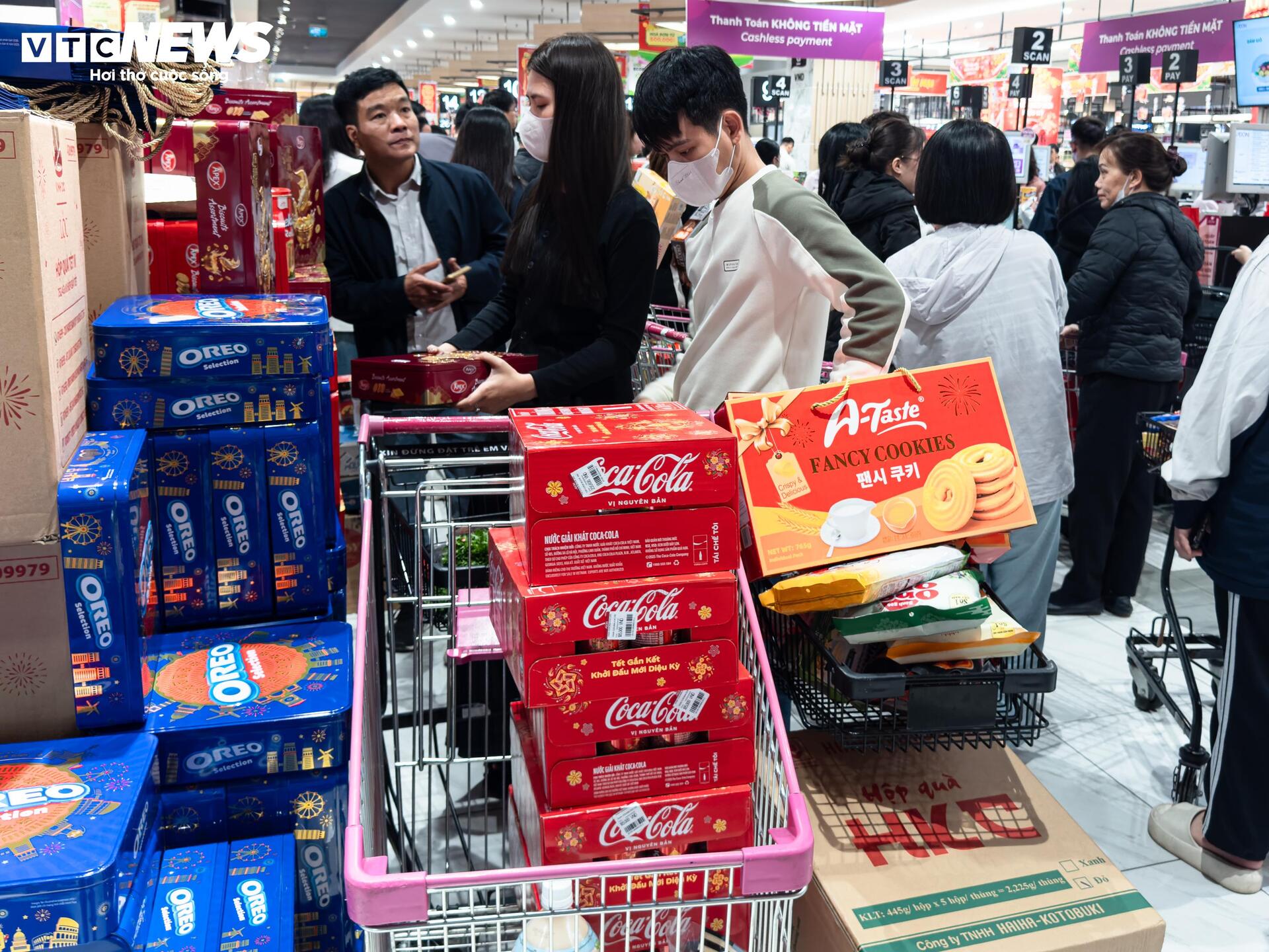 Người dân ùn ùn mua sắm Tết, siêu thị ở Hà Nội 'không lối thoát' - 13