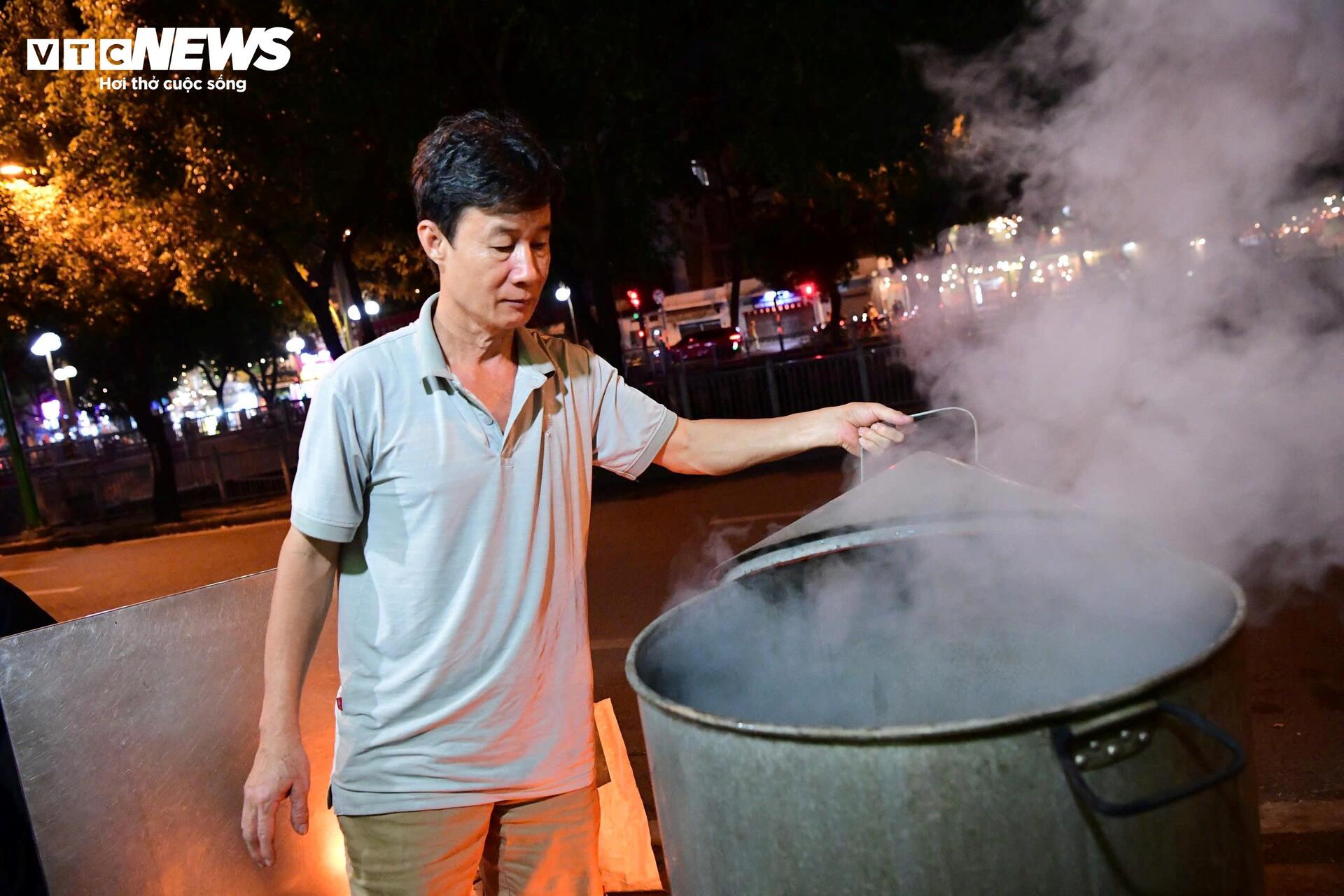 Người dân TP.HCM đỏ lửa nấu bánh chưng xuyên đêm, giữ hương vị Tết - 4