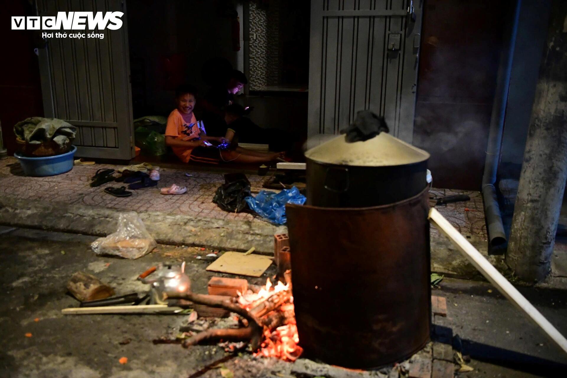 Người dân TP.HCM đỏ lửa nấu bánh chưng xuyên đêm, giữ hương vị Tết - 3