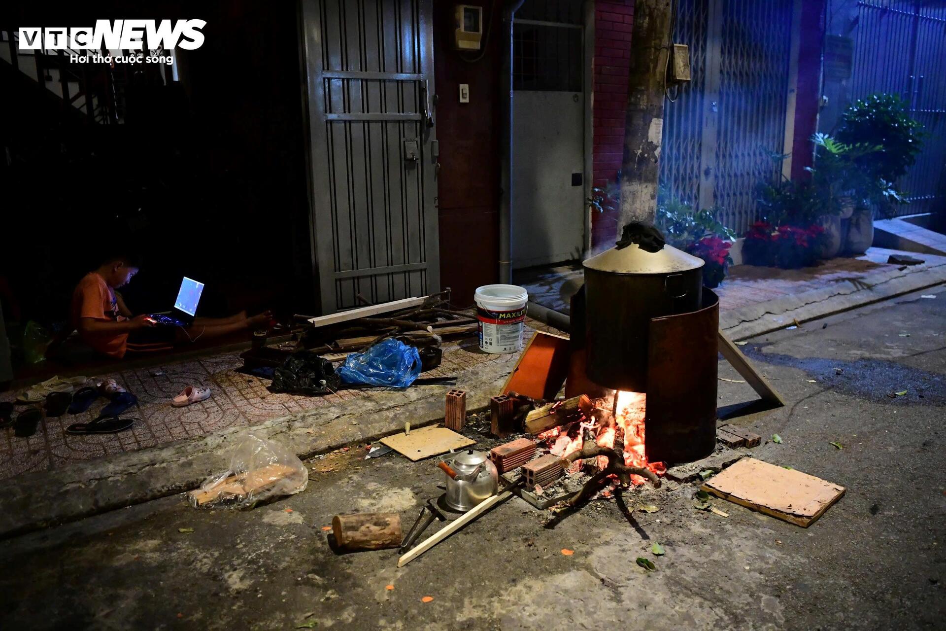 Người dân TP.HCM đỏ lửa nấu bánh chưng xuyên đêm, giữ hương vị Tết - 7