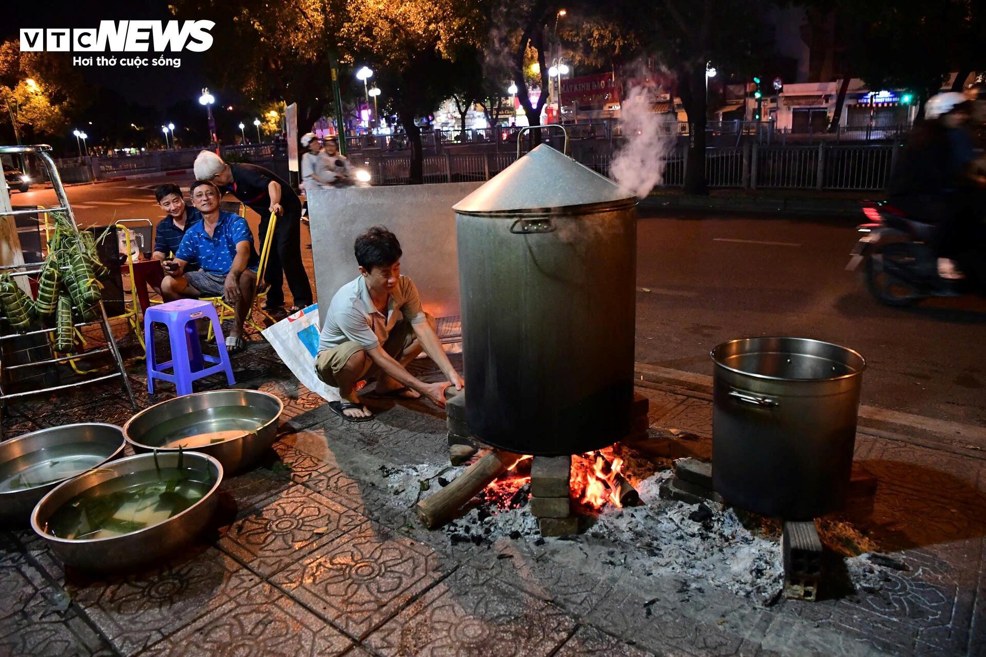 Người dân TP.HCM đỏ lửa nấu bánh chưng xuyên đêm, giữ hương vị Tết - 1