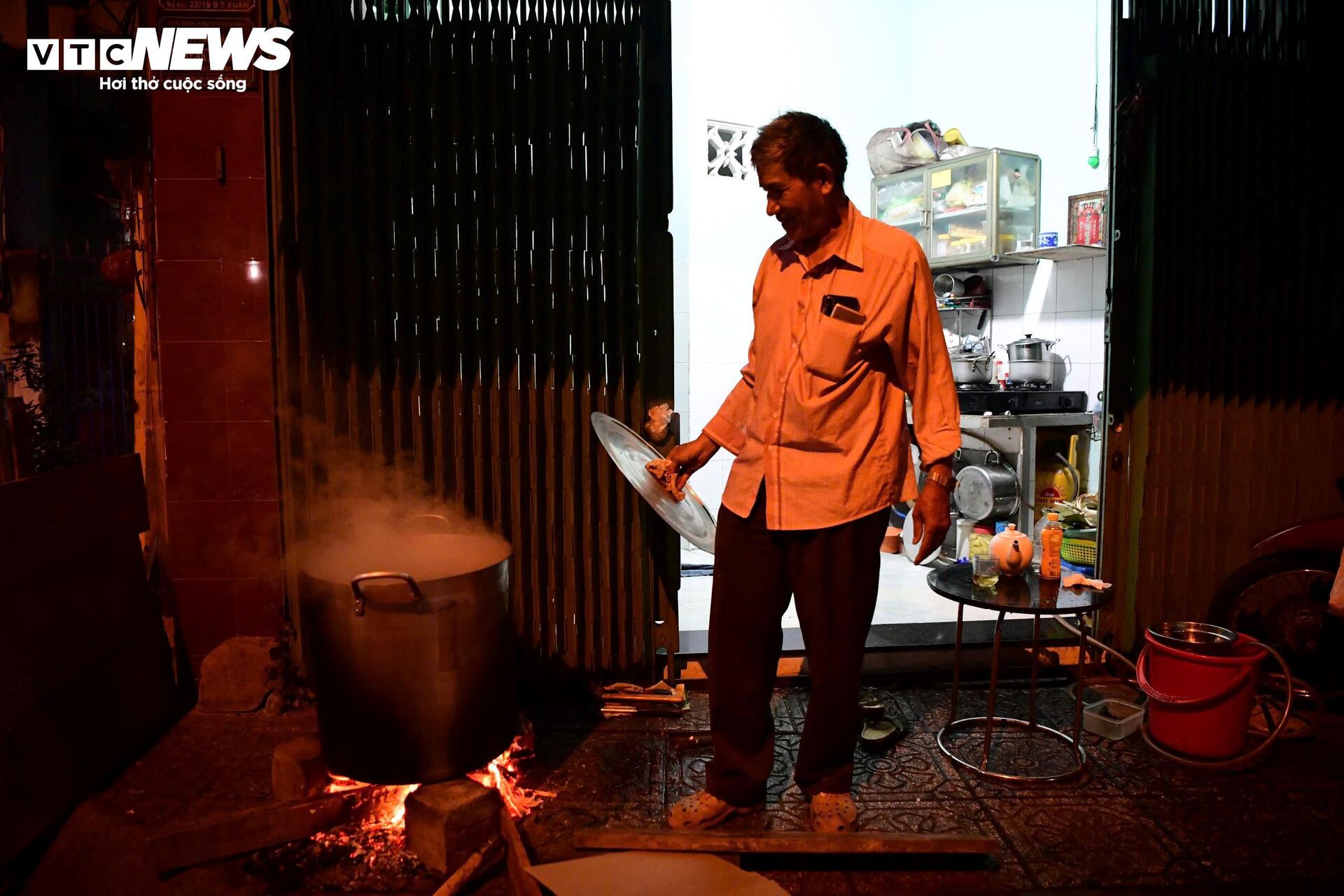 Người dân TP.HCM đỏ lửa nấu bánh chưng xuyên đêm, giữ hương vị Tết - 6