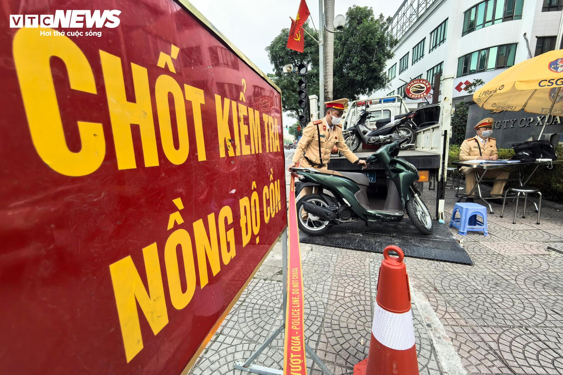 Giáp Tết, hàng loạt tài xế xe buýt, xe khách bị kiểm tra nồng độ cồn - 10