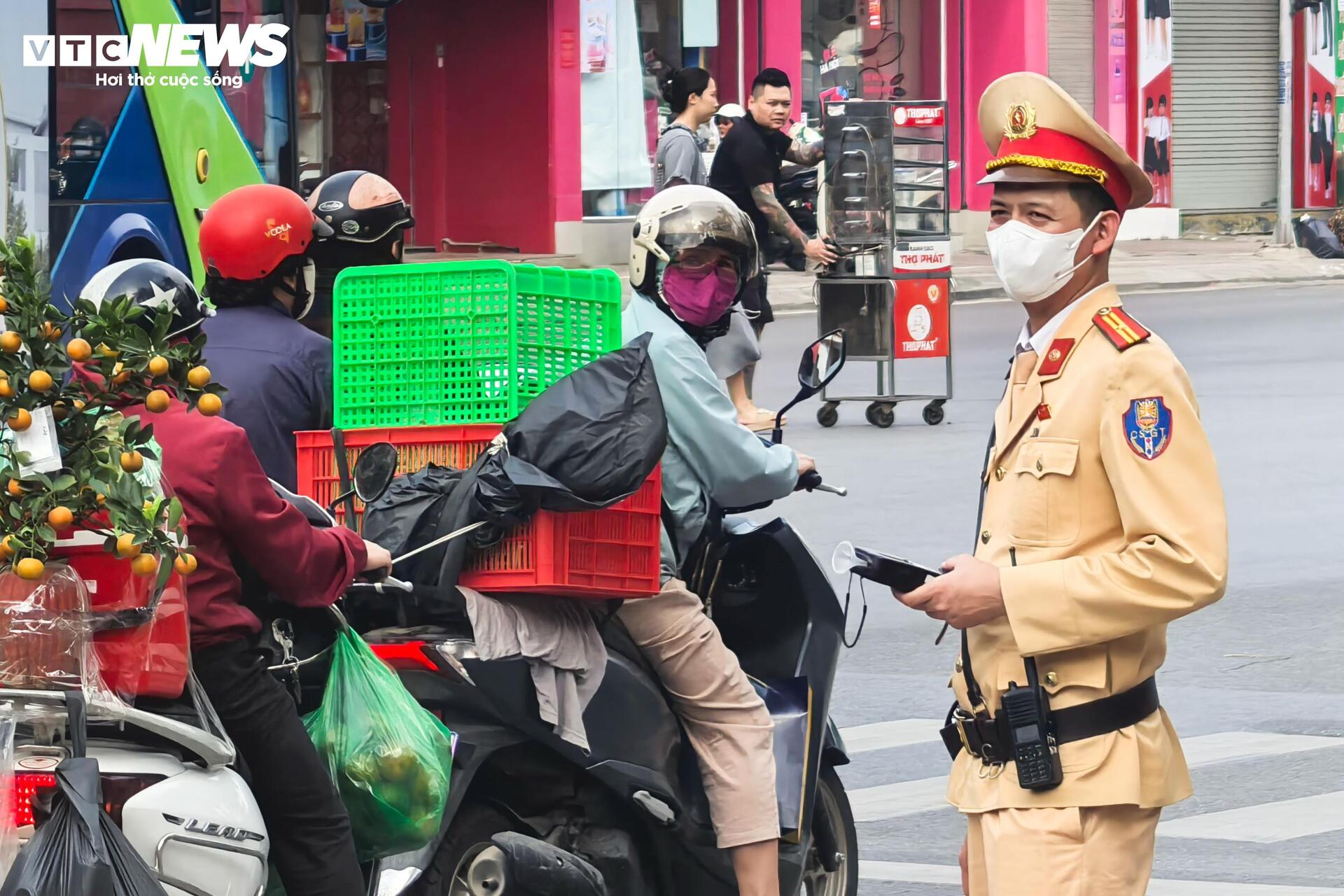 Giáp Tết, hàng loạt tài xế xe buýt, xe khách bị kiểm tra nồng độ cồn - 5