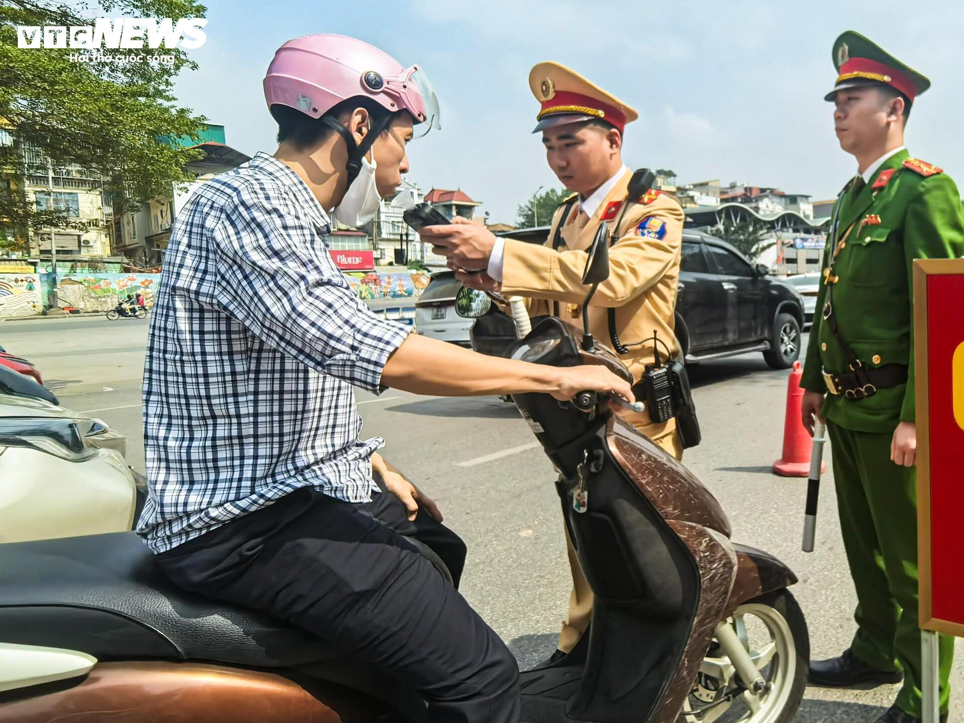 Giáp Tết, hàng loạt tài xế xe buýt, xe khách bị kiểm tra nồng độ cồn - 6