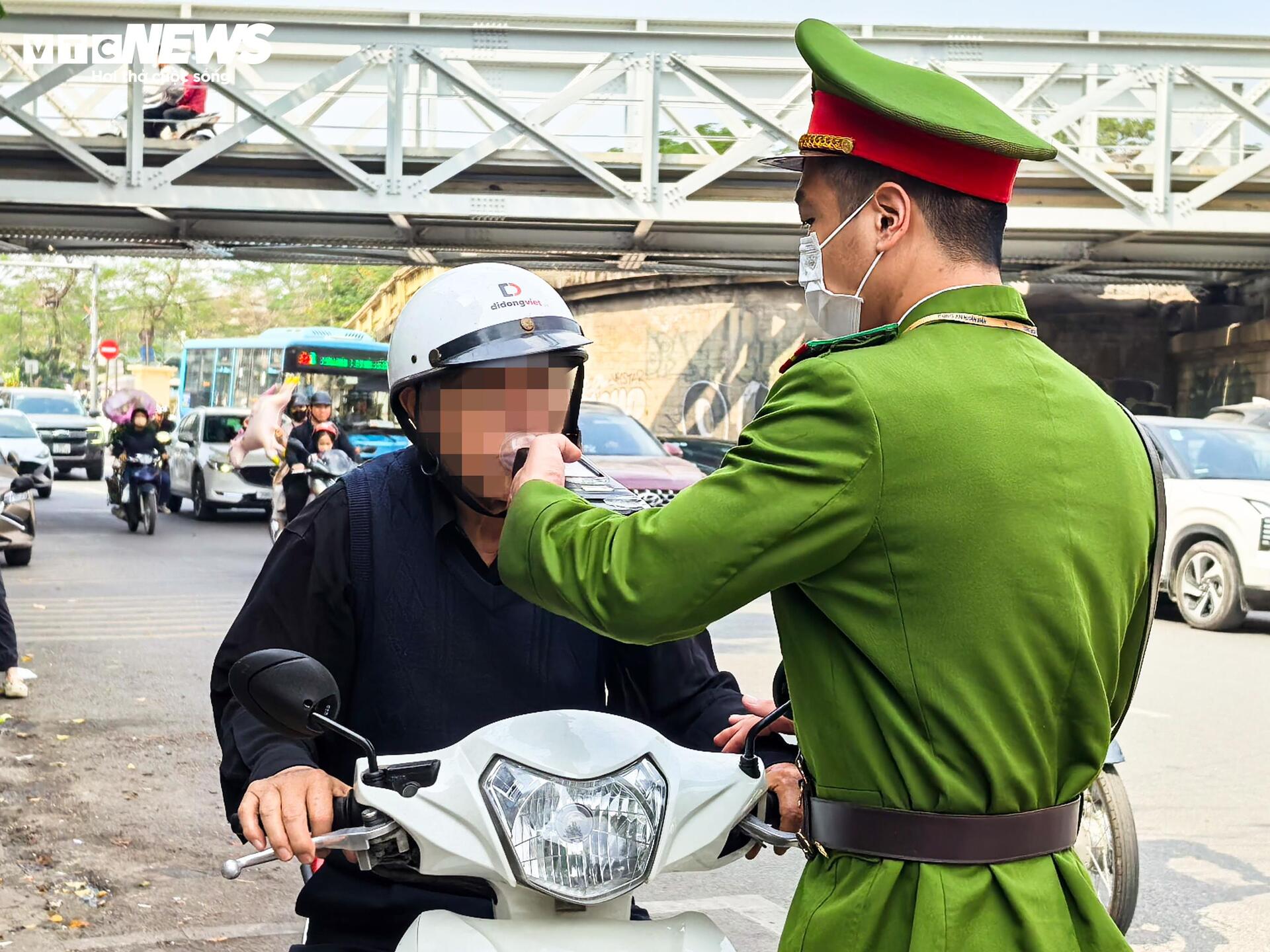 Giáp Tết, hàng loạt tài xế xe buýt, xe khách bị kiểm tra nồng độ cồn - 7