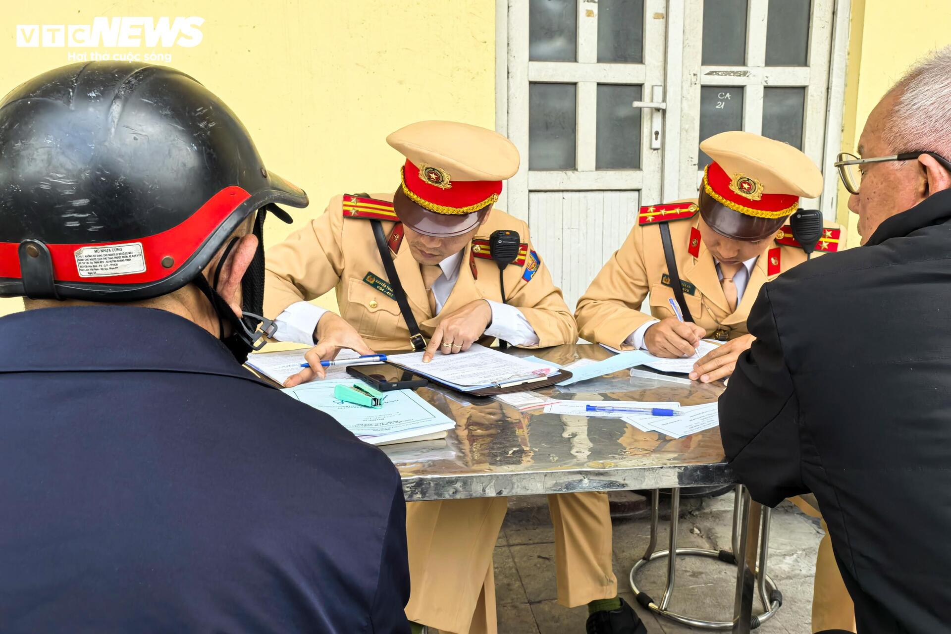 Giáp Tết, hàng loạt tài xế xe buýt, xe khách bị kiểm tra nồng độ cồn - 9