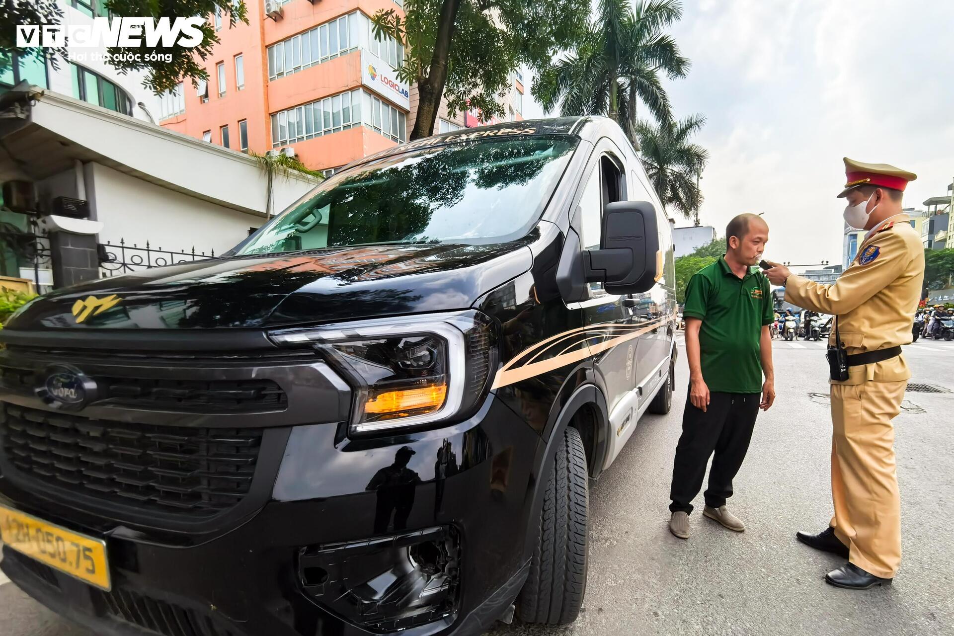 Giáp Tết, hàng loạt tài xế xe buýt, xe khách bị kiểm tra nồng độ cồn - 3