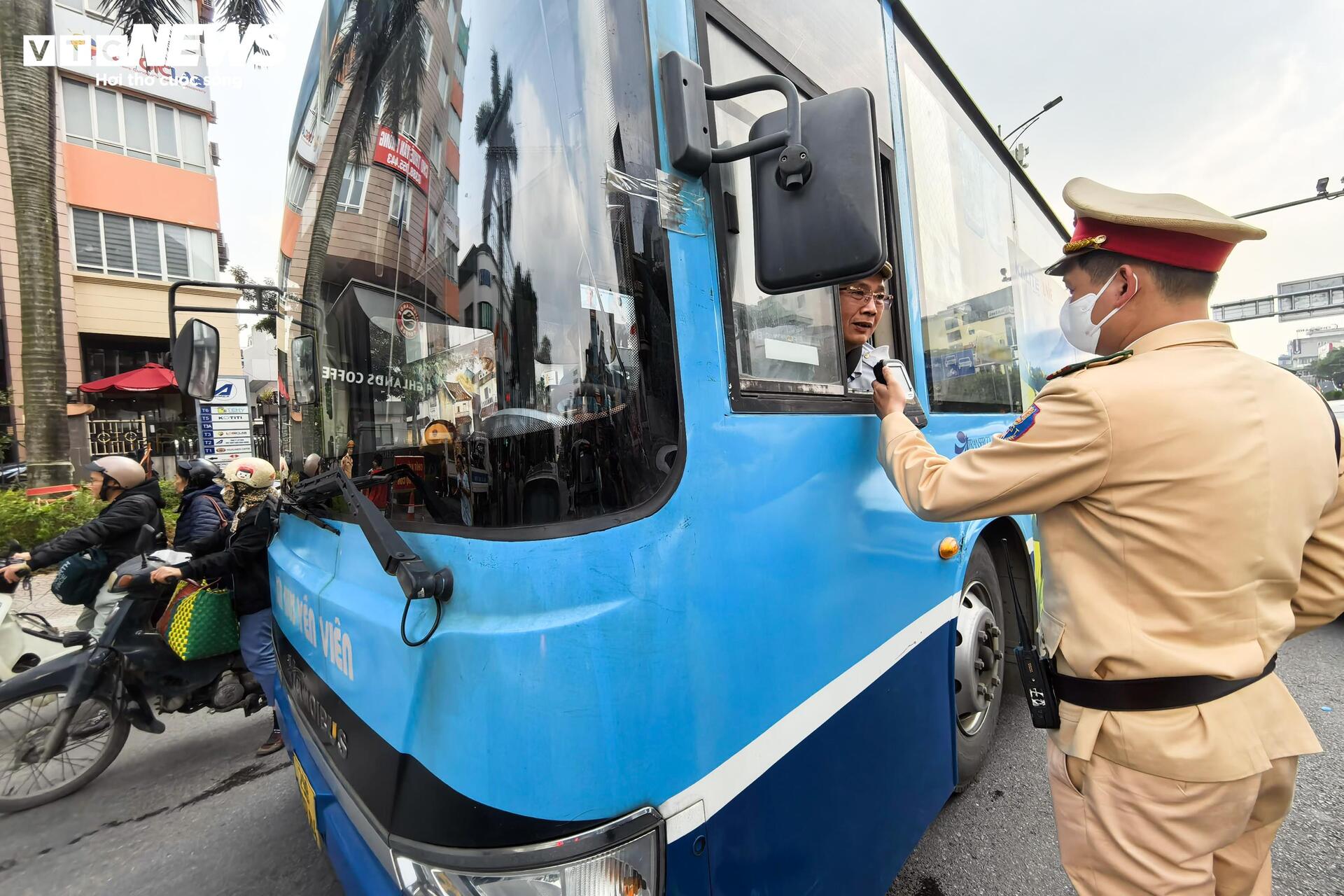 Giáp Tết, hàng loạt tài xế xe buýt, xe khách bị kiểm tra nồng độ cồn - 4