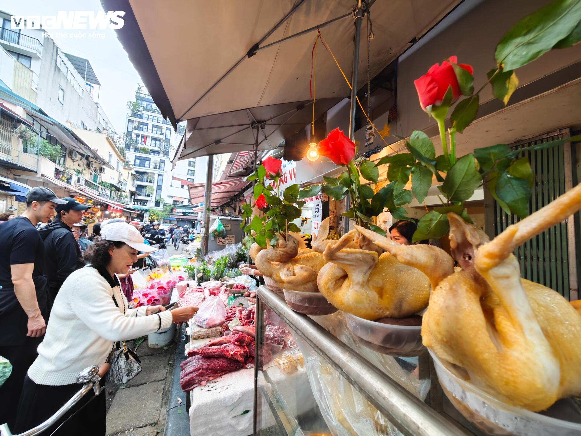 Gà luộc gần 1,8 triệu đồng/con vẫn ‘cháy hàng’ ở chợ Hàng Bè sáng 29 Tết - 10