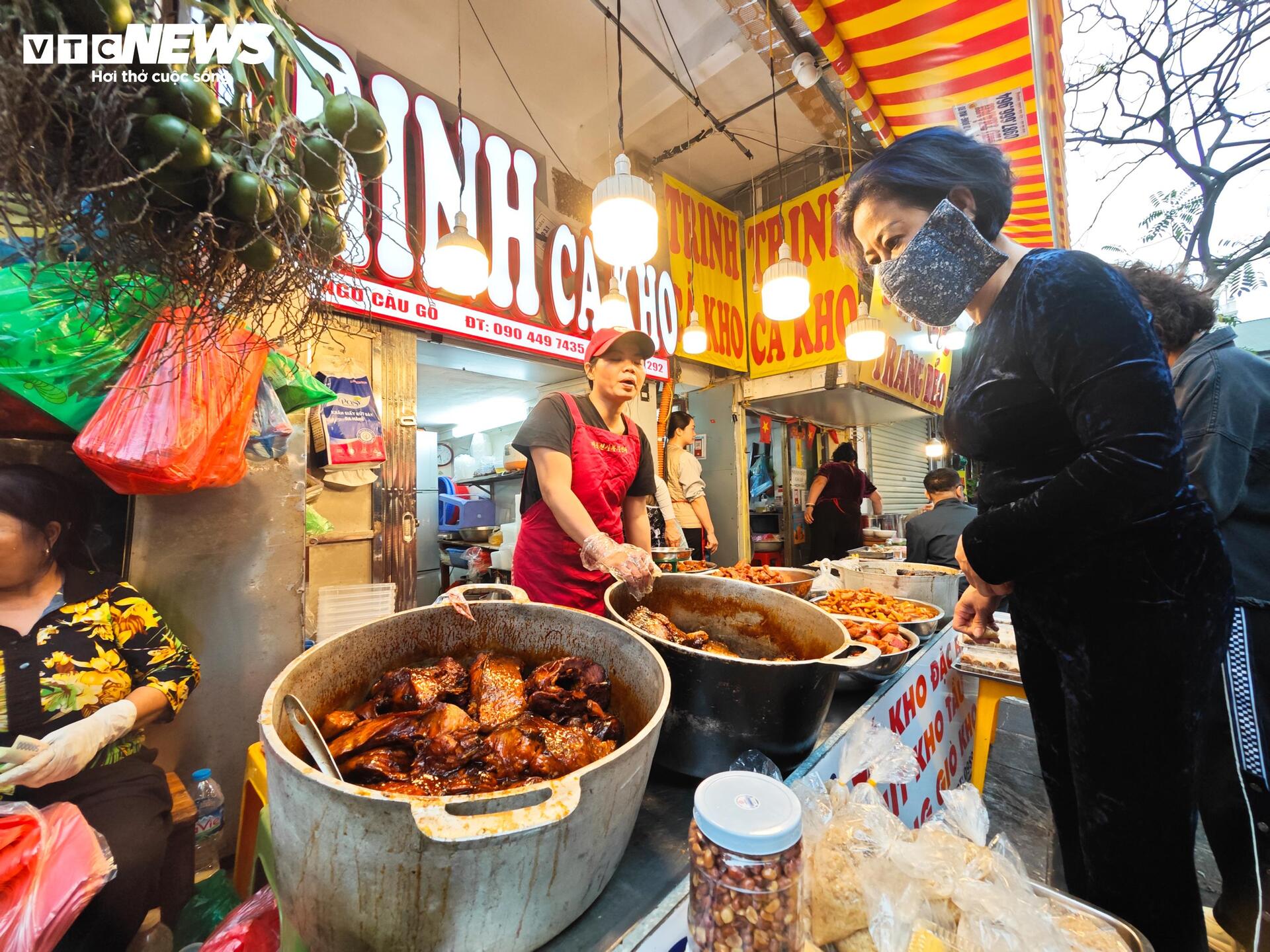 Gà luộc gần 1,8 triệu đồng/con vẫn ‘cháy hàng’ ở chợ Hàng Bè sáng 29 Tết - 12