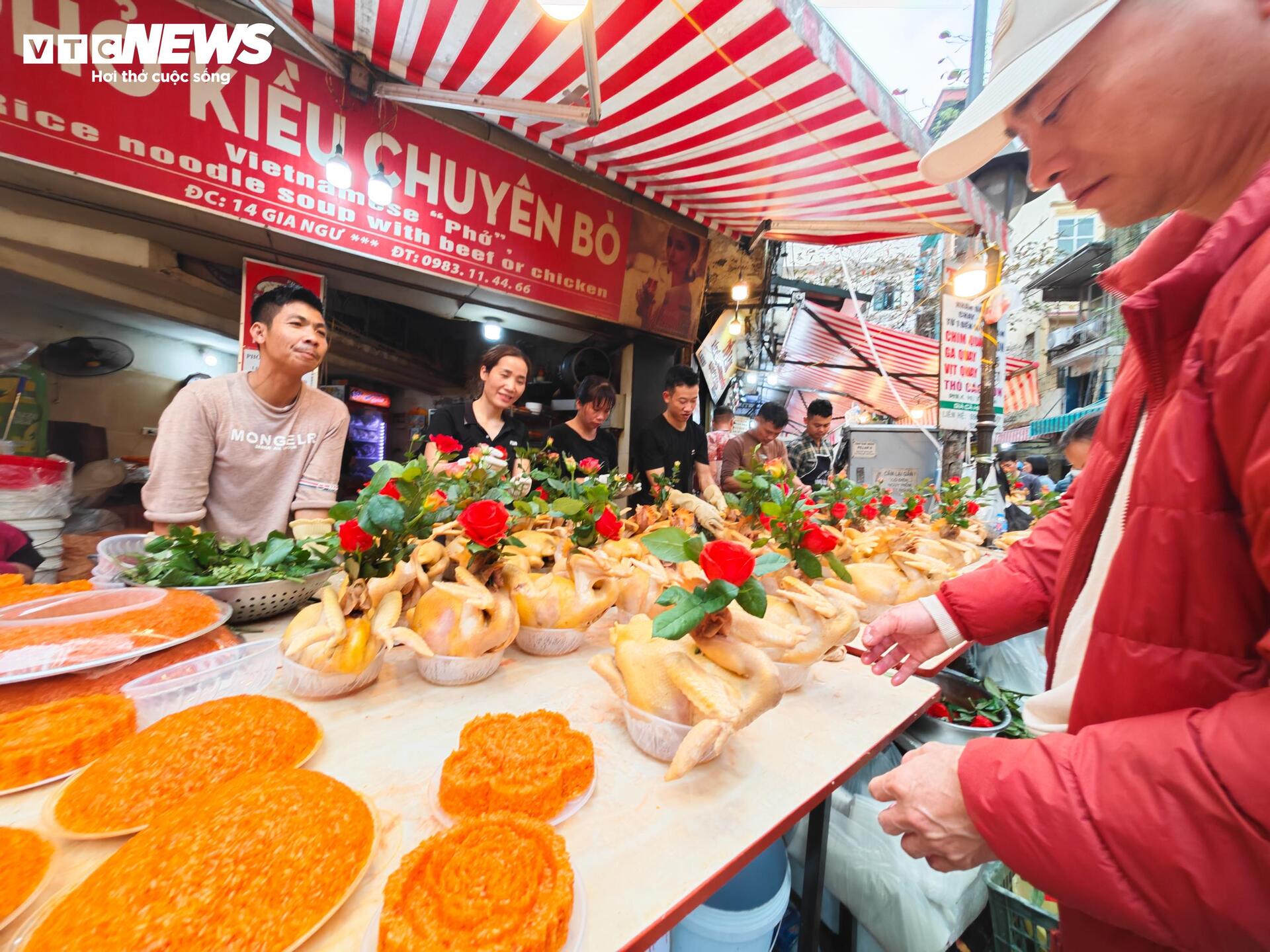 Gà luộc gần 1,8 triệu đồng/con vẫn ‘cháy hàng’ ở chợ Hàng Bè sáng 29 Tết - 15