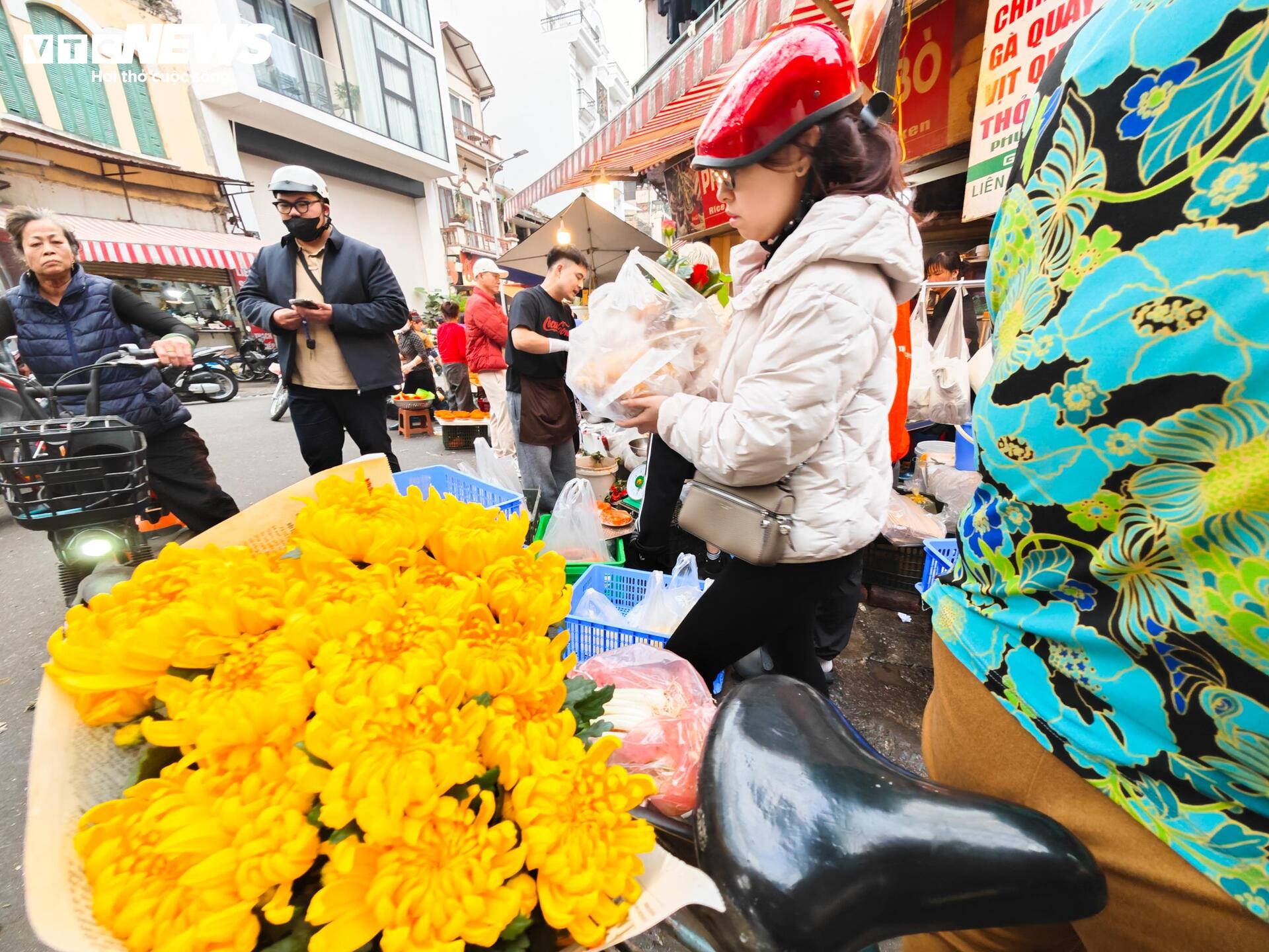 Gà luộc gần 1,8 triệu đồng/con vẫn ‘cháy hàng’ ở chợ Hàng Bè sáng 29 Tết - 3