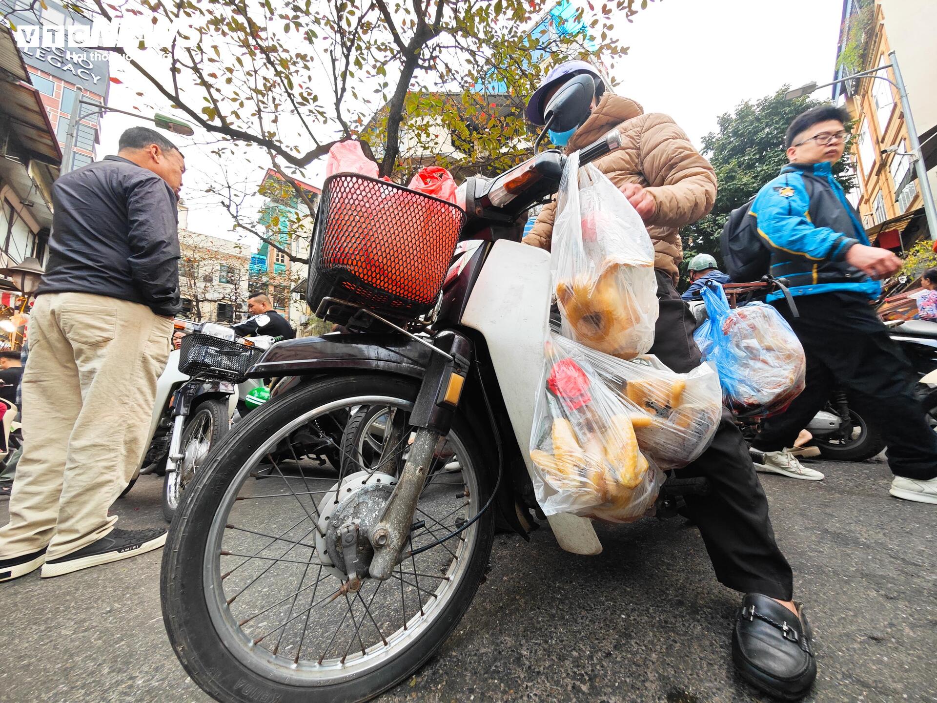Gà luộc gần 1,8 triệu đồng/con vẫn ‘cháy hàng’ ở chợ Hàng Bè sáng 29 Tết - 6