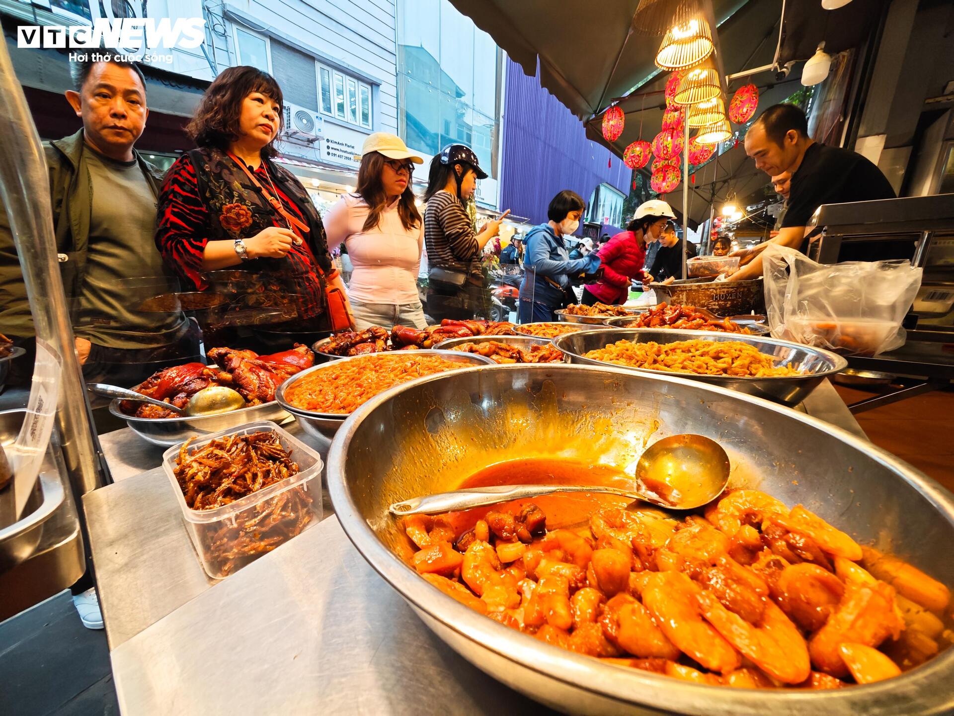 Gà luộc gần 1,8 triệu đồng/con vẫn ‘cháy hàng’ ở chợ Hàng Bè sáng 29 Tết - 8