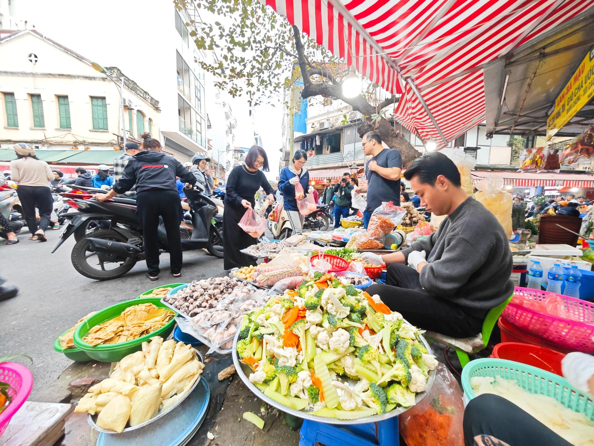 Gà luộc gần 1,8 triệu đồng/con vẫn ‘cháy hàng’ ở chợ Hàng Bè sáng 29 Tết - 7