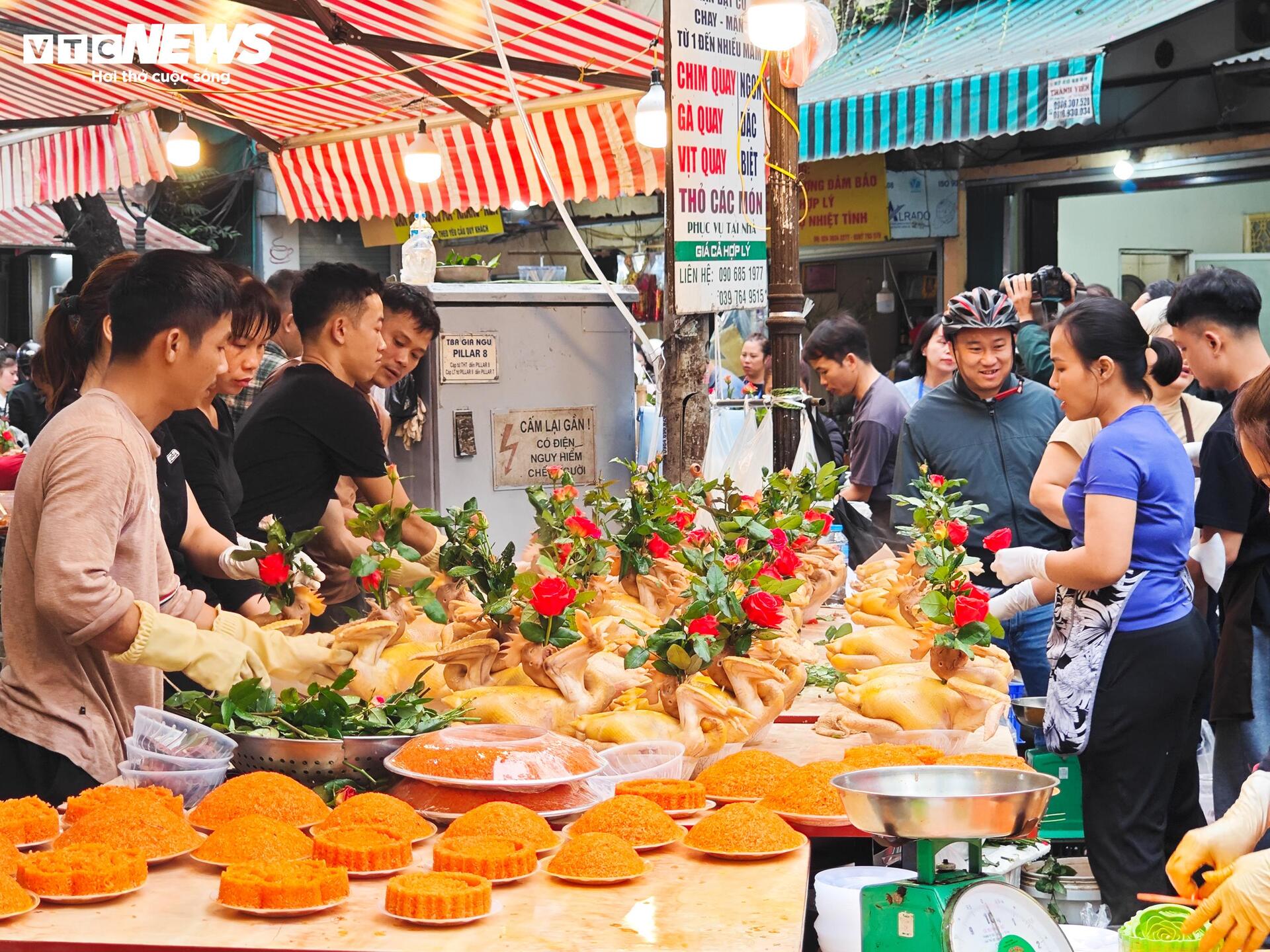 Gà luộc gần 1,8 triệu đồng/con vẫn ‘cháy hàng’ ở chợ Hàng Bè sáng 29 Tết - 9