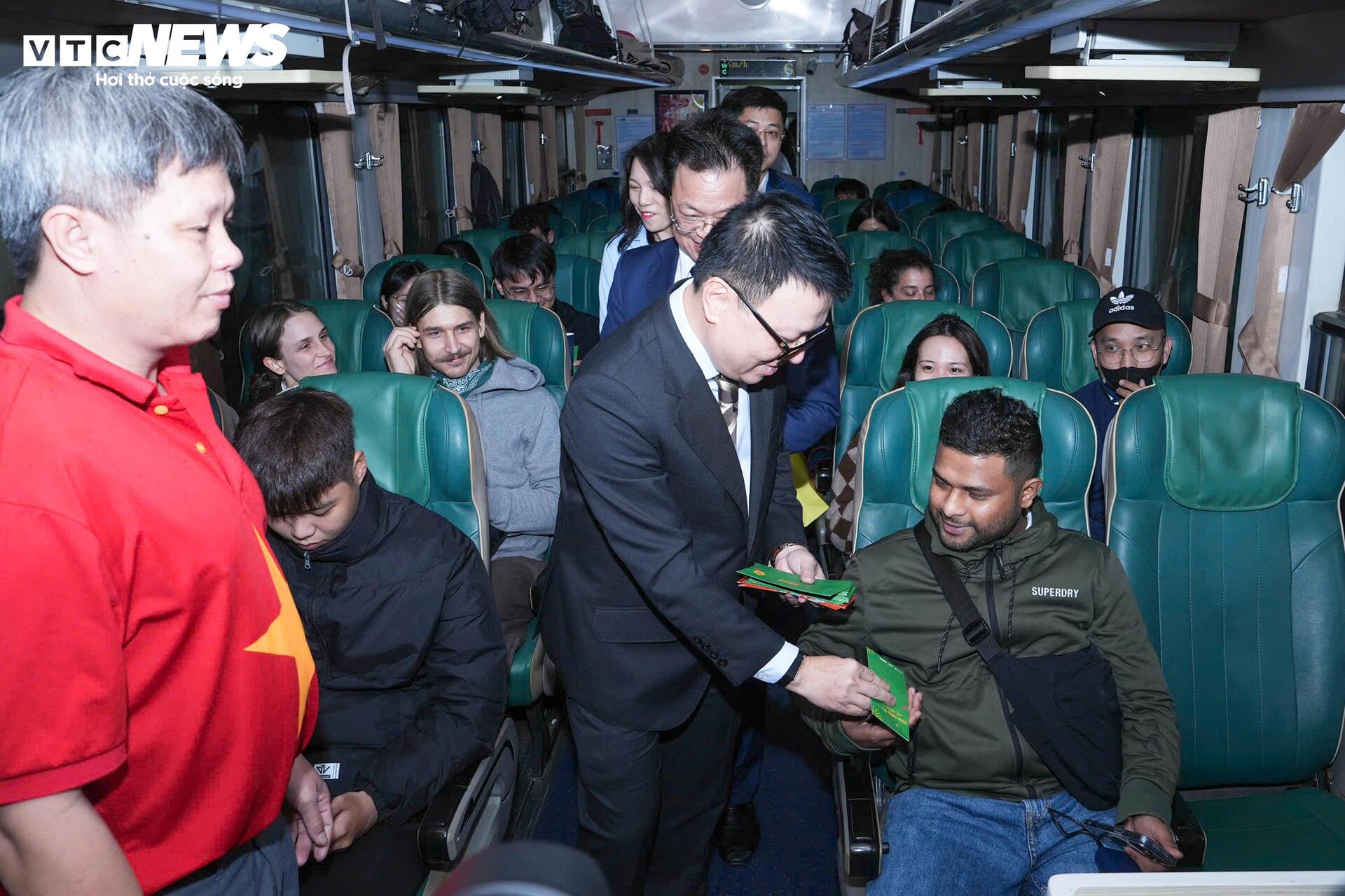 Rời ga Hà Nội, chuyến tàu hạnh phúc đêm Giao thừa lăn bánh vào Nam - 9