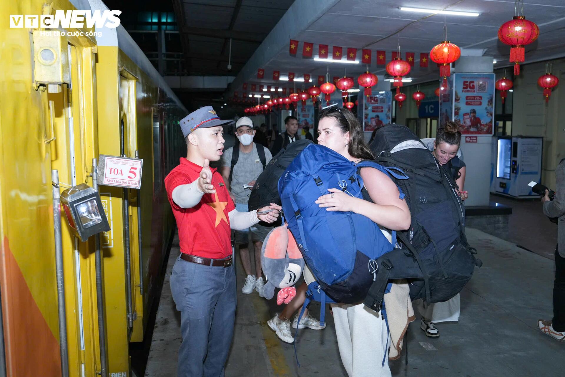 Rời ga Hà Nội, chuyến tàu hạnh phúc đêm Giao thừa lăn bánh vào Nam - 4